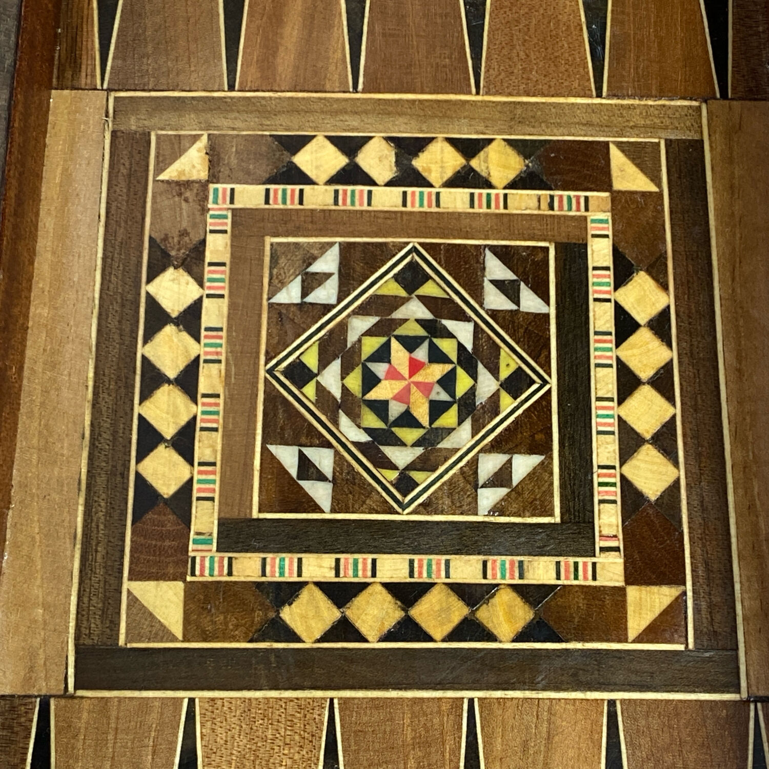 Jeu d’échec et de backgammon, coffret en marqueterie