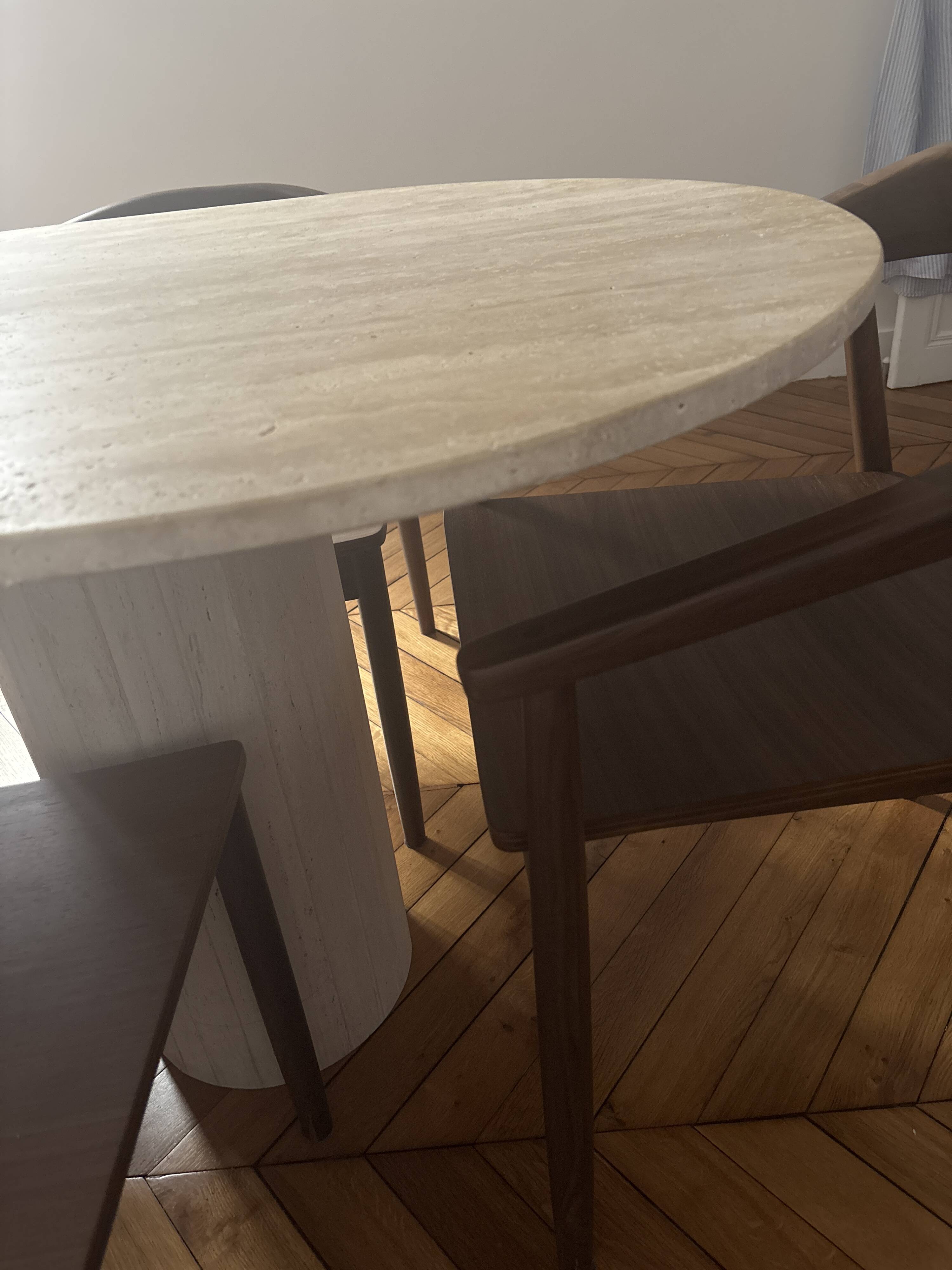 Vends table Beige Avenue travertin avec ou sans  2 fauteuils et 4 chaises