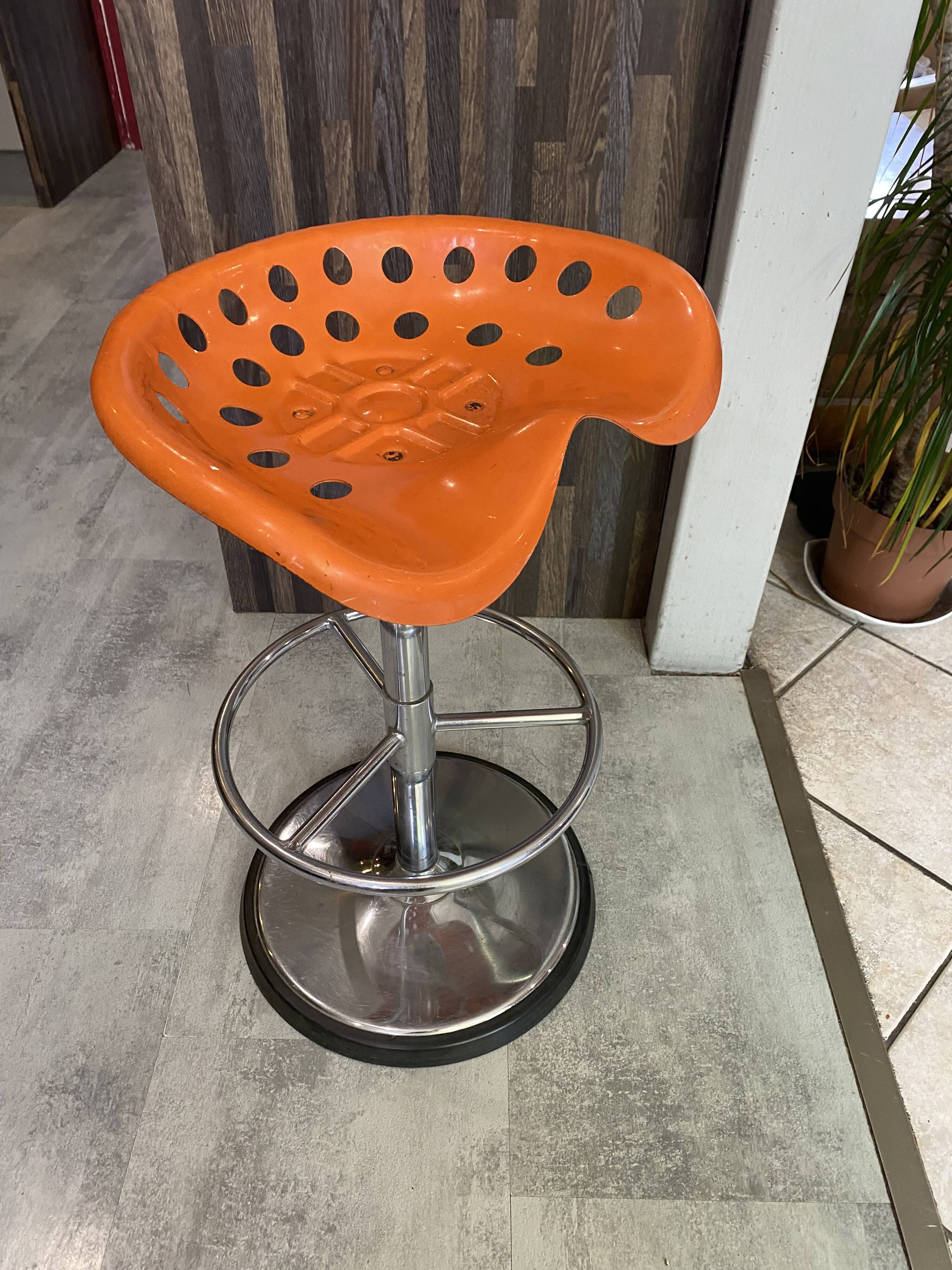 Orange tractor stool, pivoting adjustable mower, Fermigier Mirima 70.