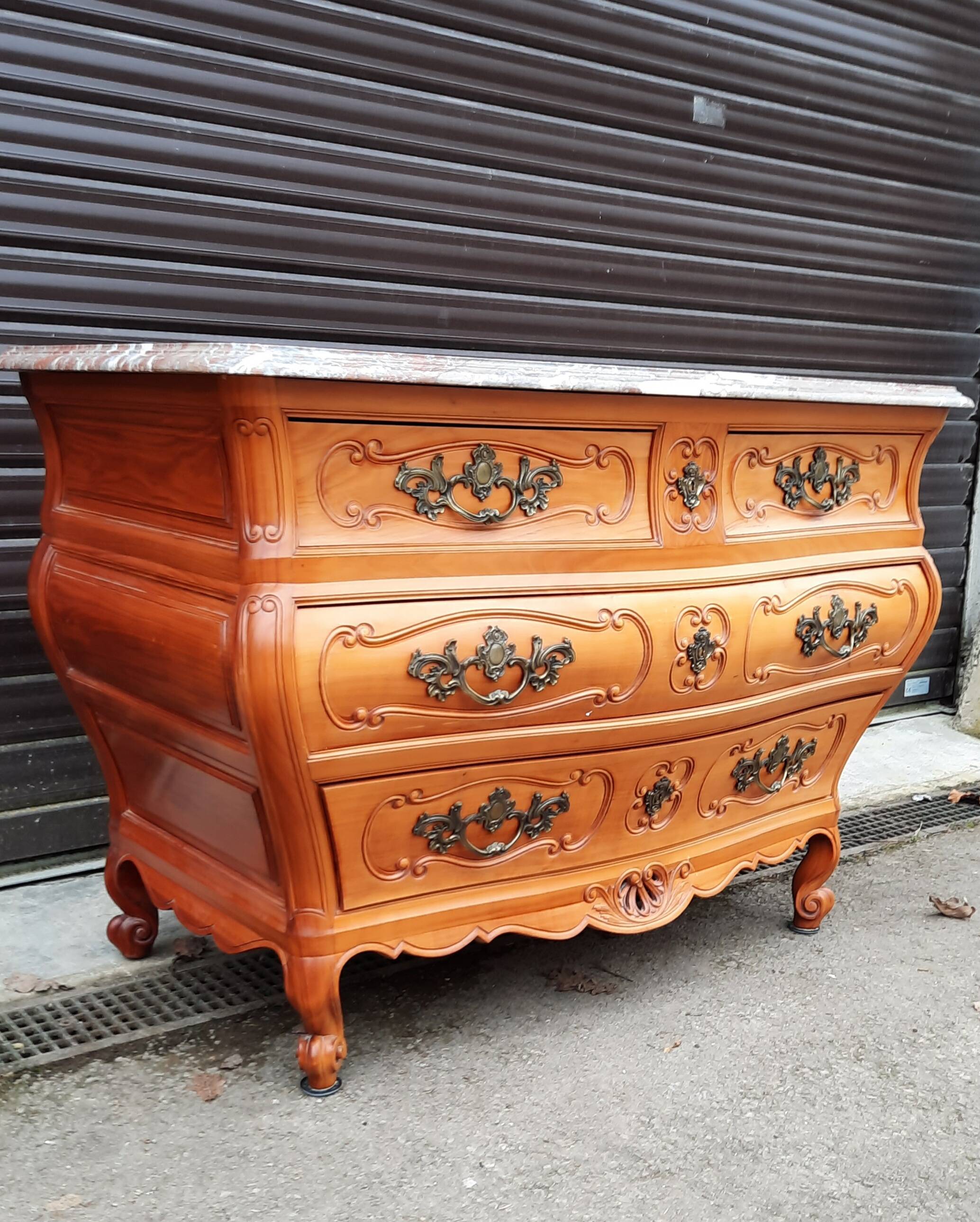 Important Louis XV chest of drawers