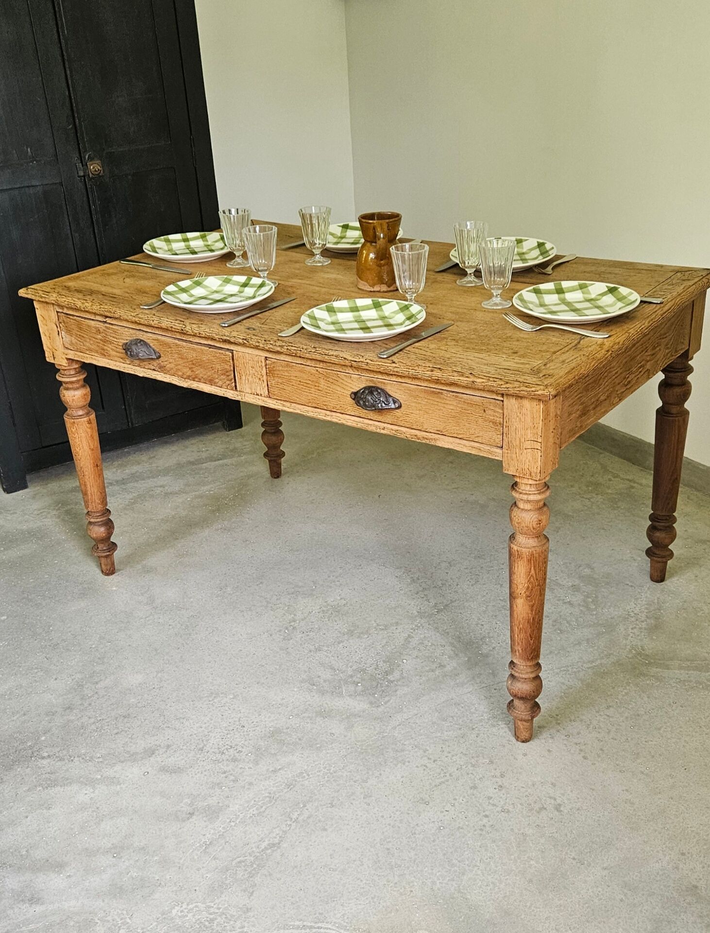 Farmhouse table, solid oak wood, raw finish, shell handles, for 6 people.