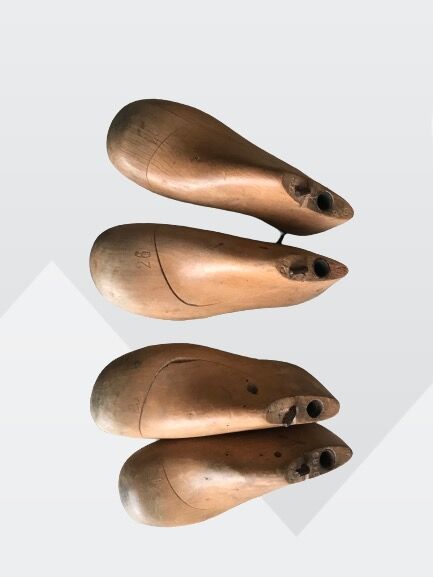 FORMER CHILDREN'S SHOE TREES (wood) the PAIR