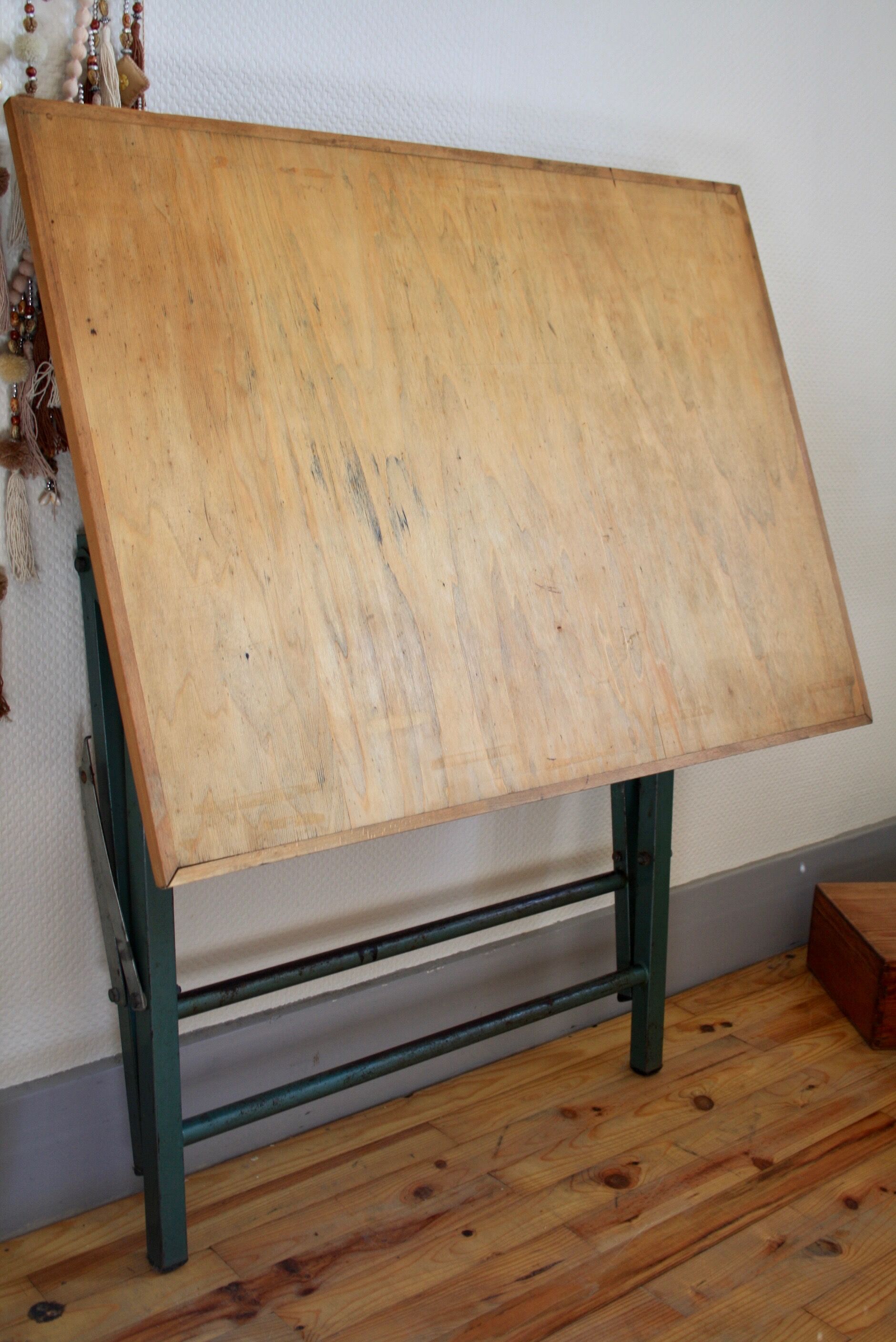 Adjustable drawing table