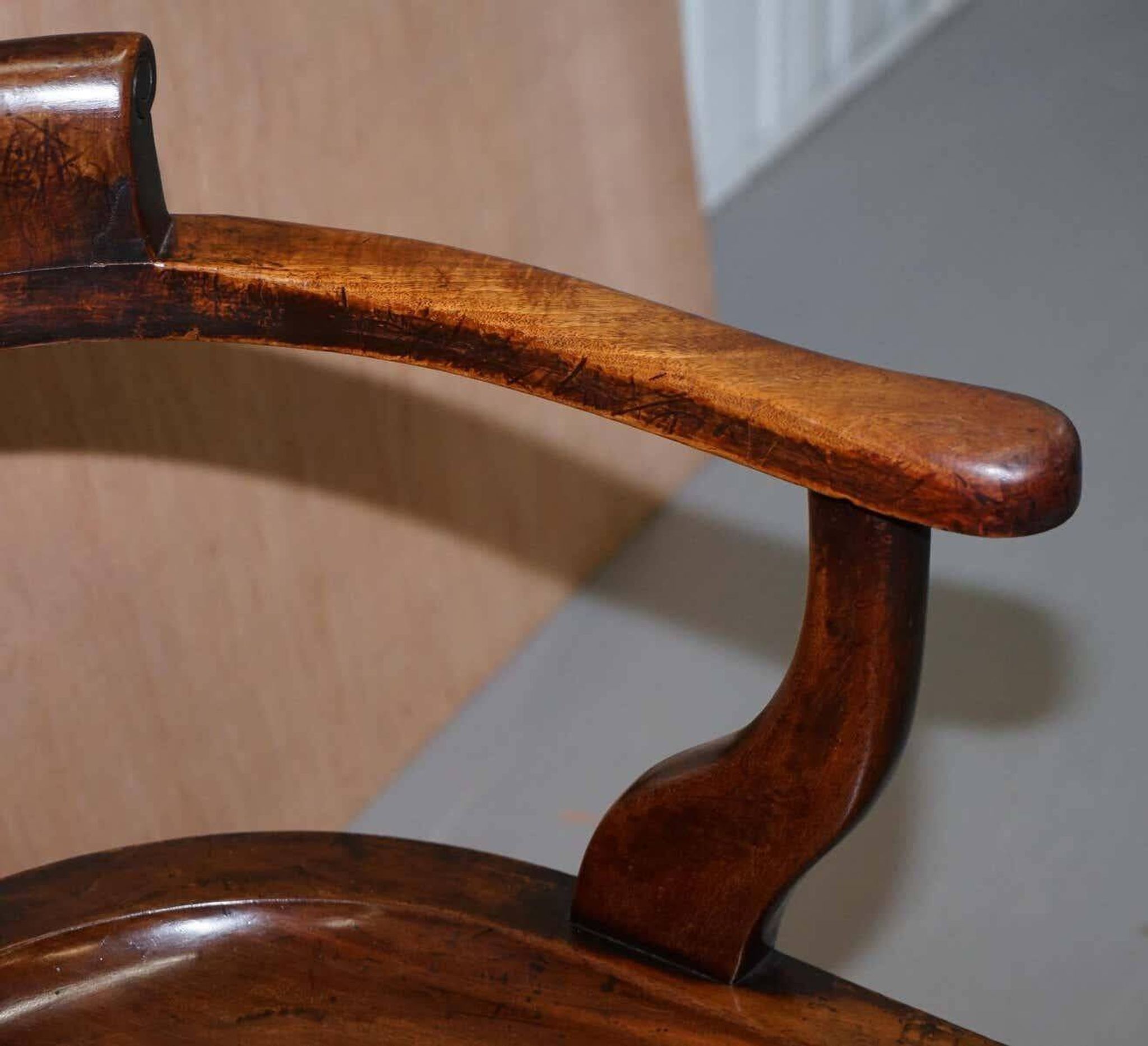 Chaise de capitaine victorienne en noyer d'Eton College