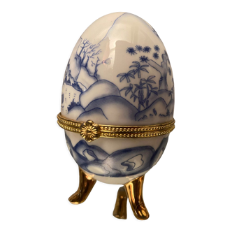 Boîte oeuf en porcelaine à décor Japon monture métal doré
