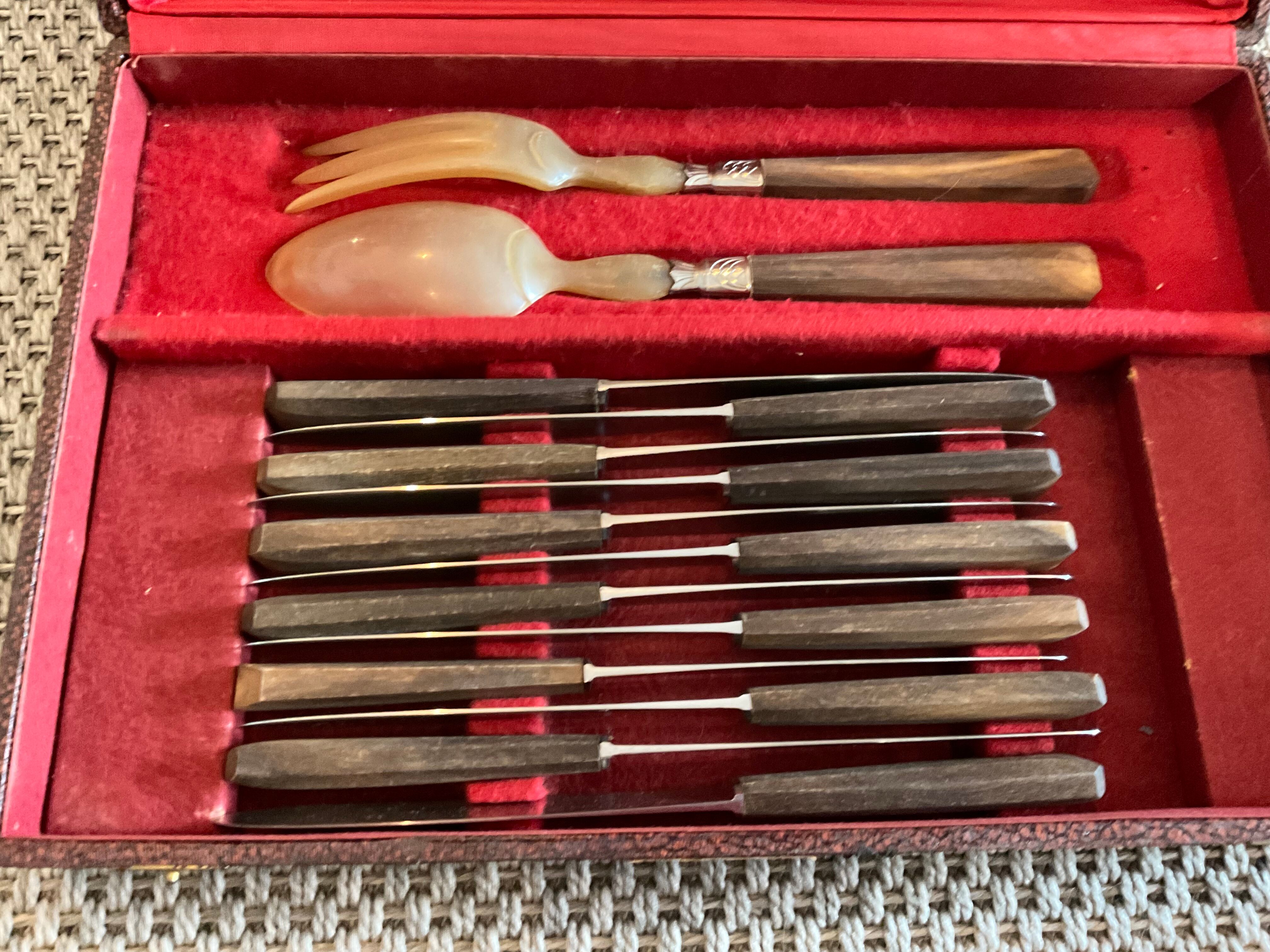 Box 28 pieces, knives and service cutlery