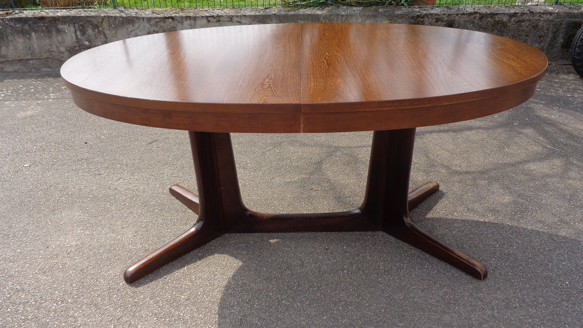Oval Baumann table
