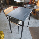 Ancien bureau d’écolier avec sa chaise