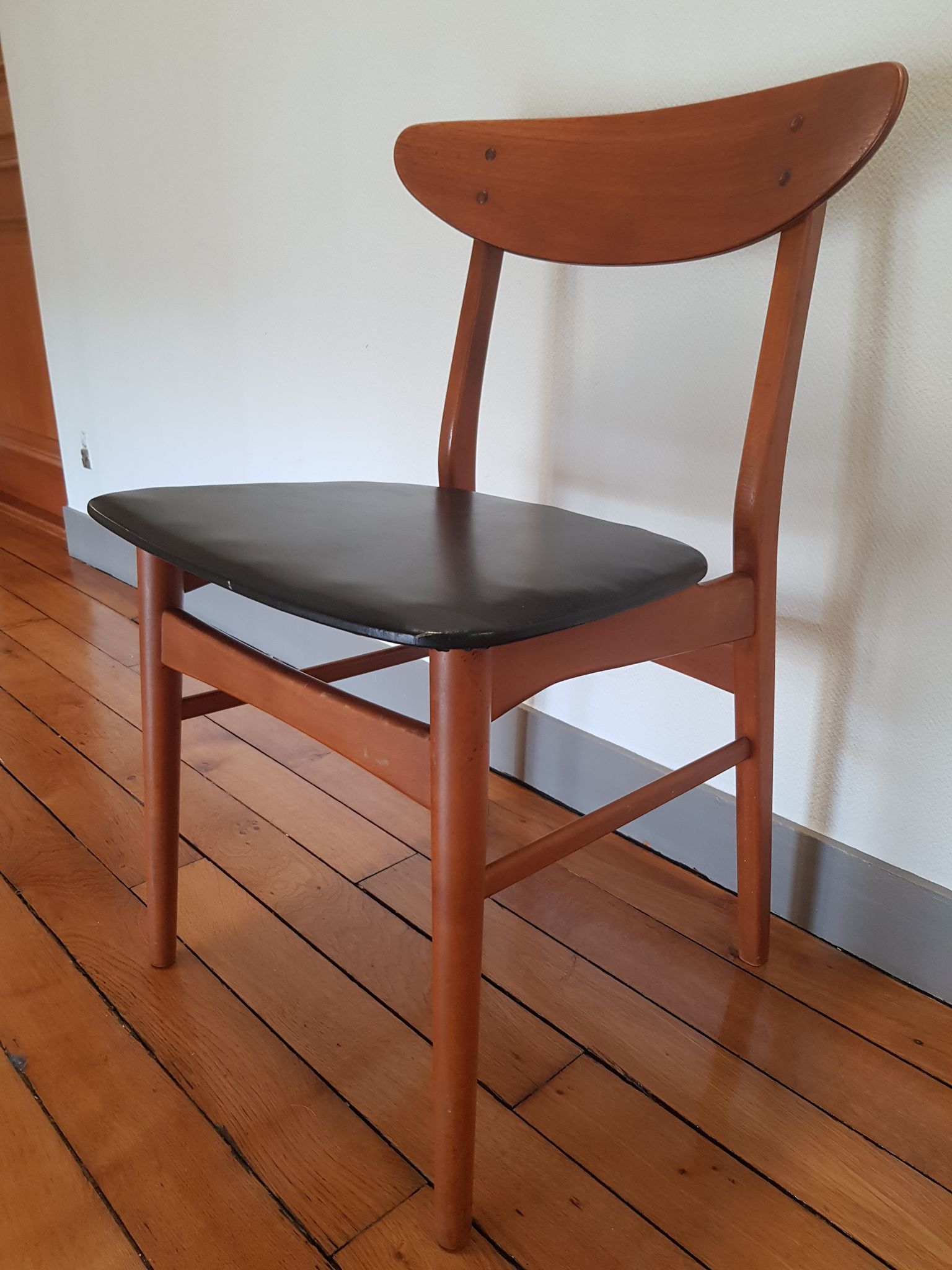 Chaise danoise en teck et skai noir