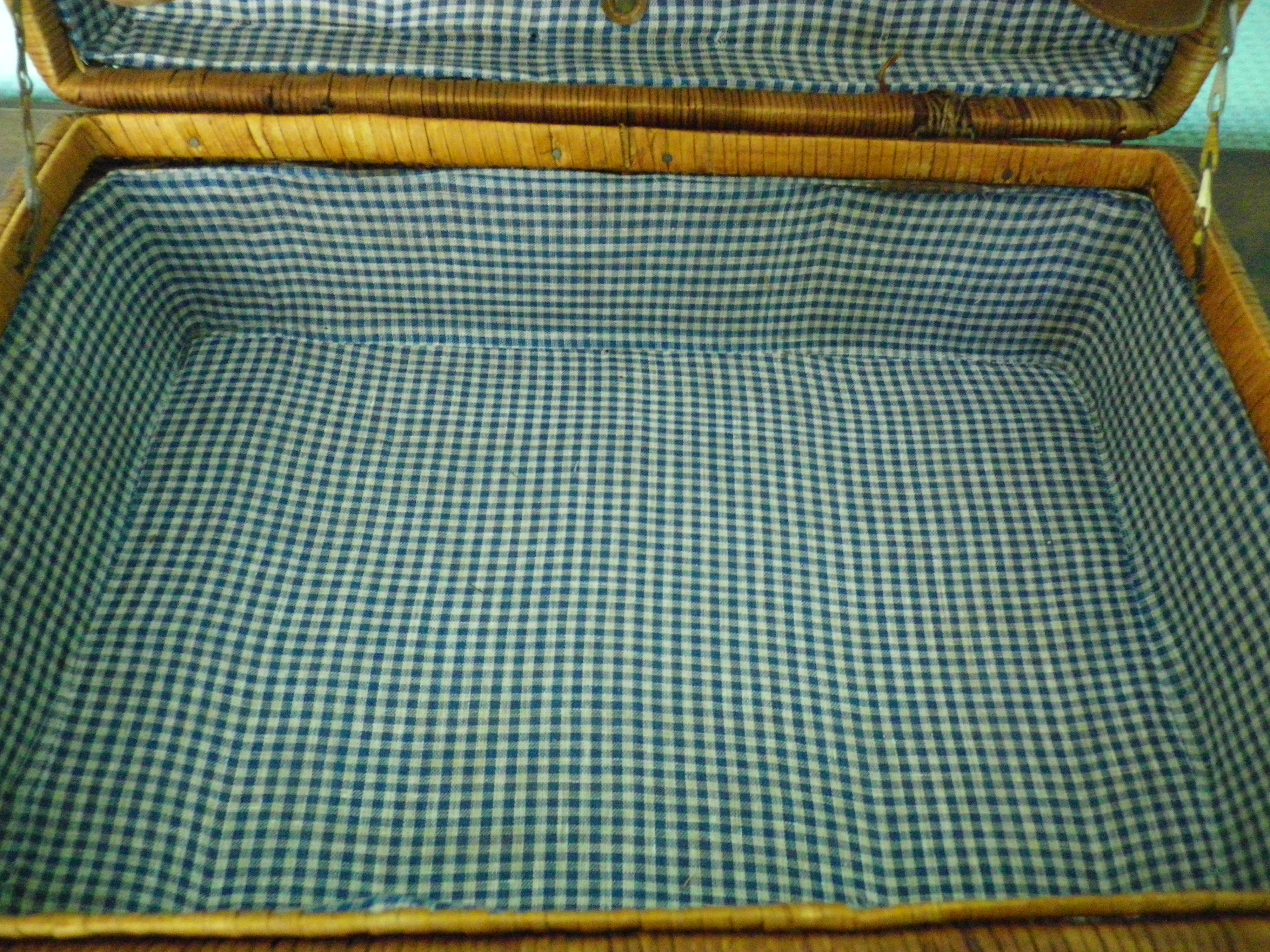 Picnic suitcase, braided wicker, 2 handles, leather closure