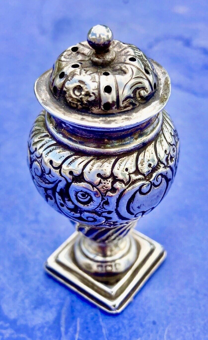 Pepper or salt shaker in sterling silver - English hallmark