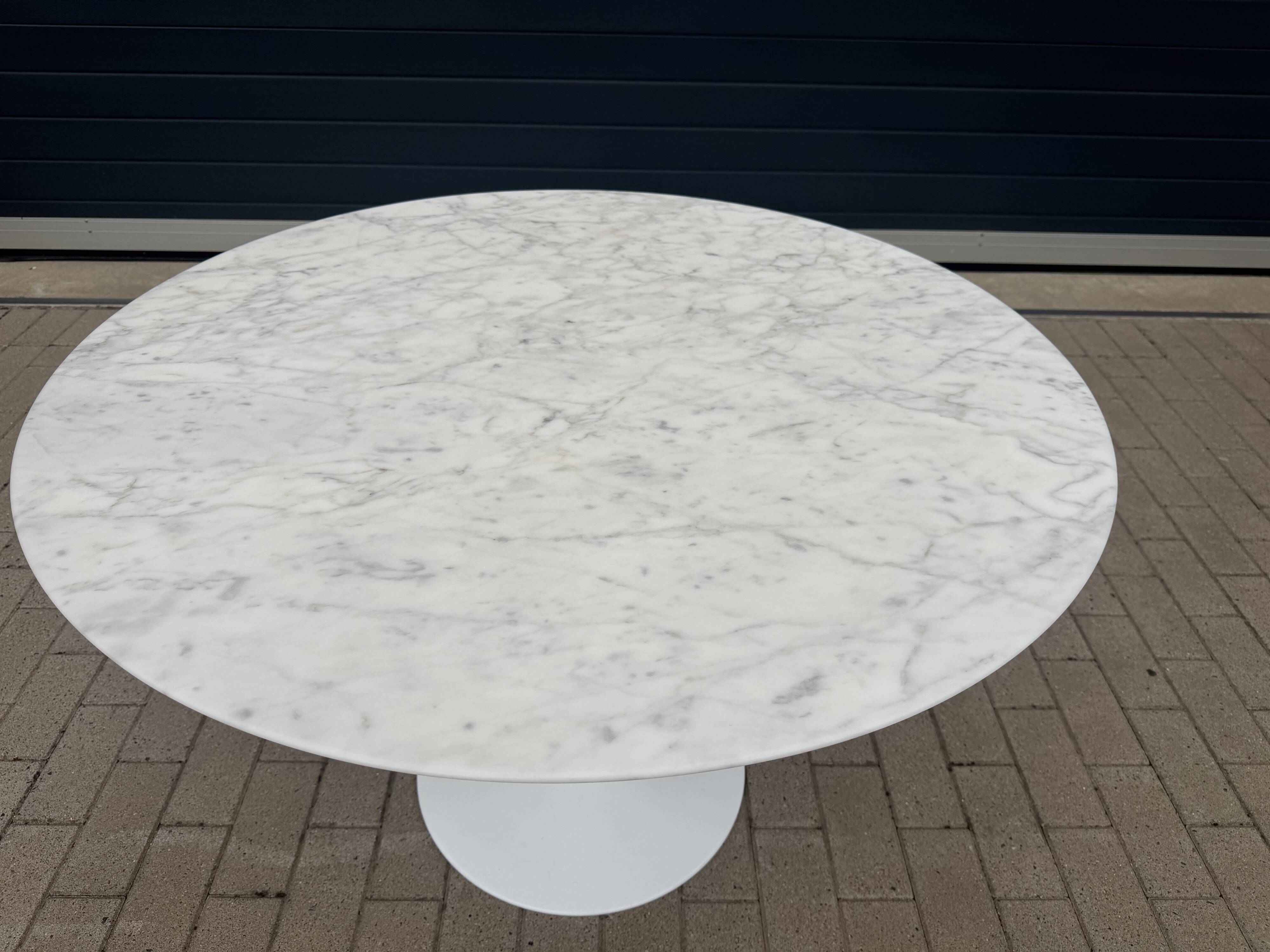 Original round Knoll Tulip dining table (120cm) Arabescato matte LIKE NEW!!