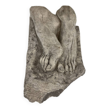 Sculpture en pierre, deux pieds sur bloc, signée D. Paillot
