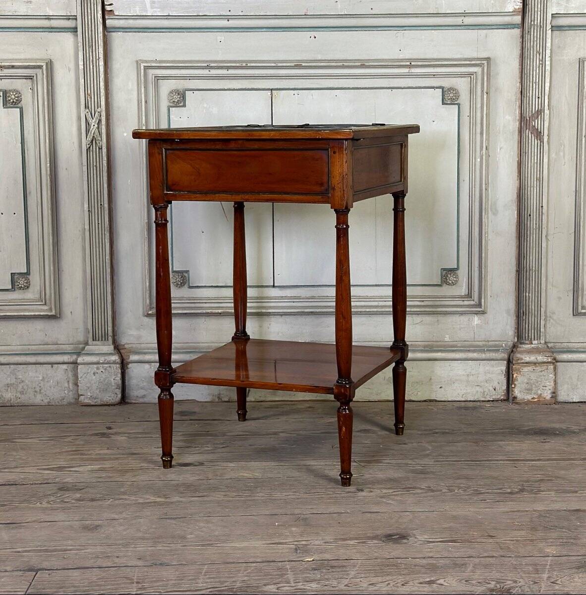 Refreshment table in mahogany, grey marble top, two zinc buckets, 18th century.