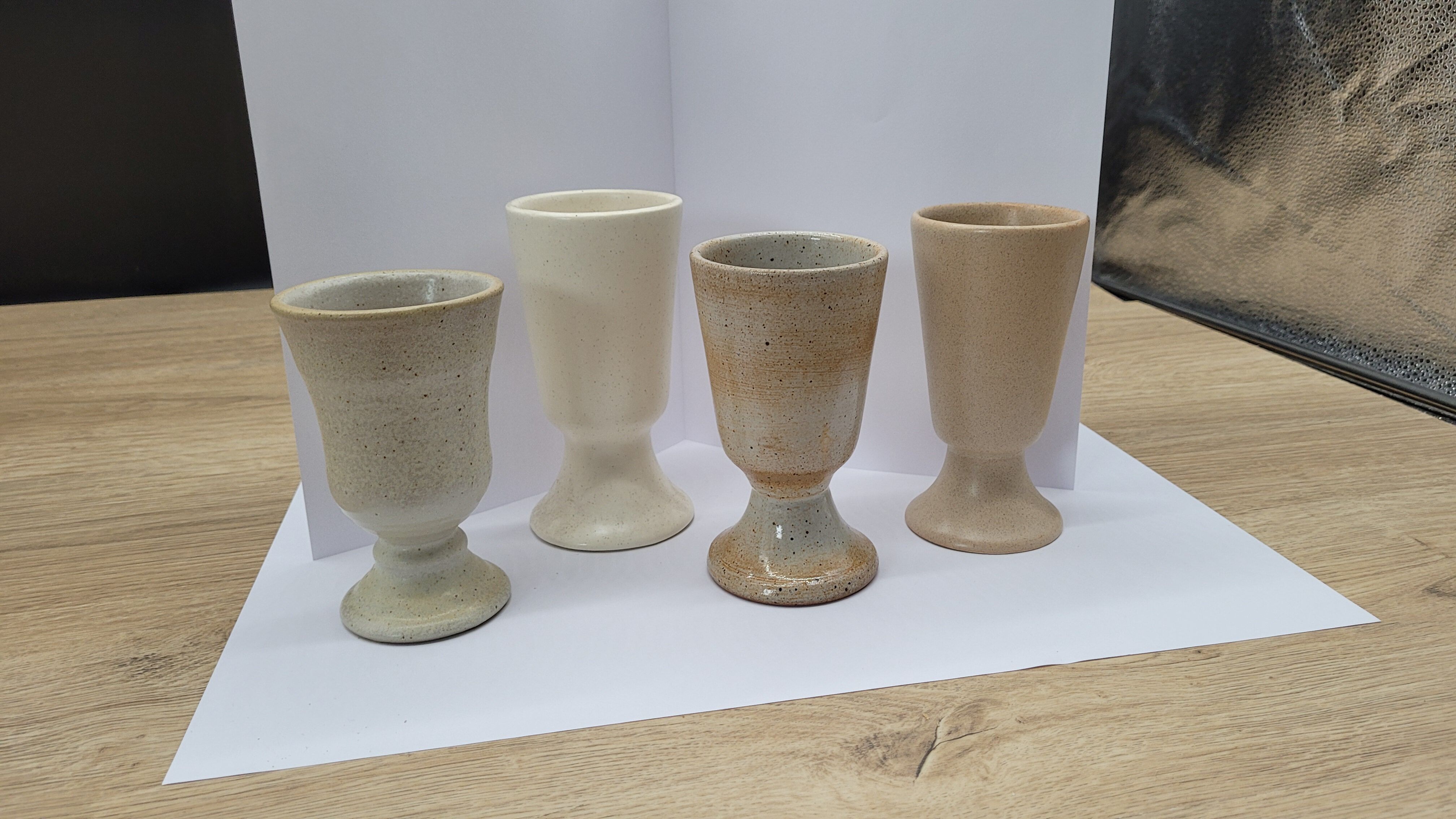 Set 4 mismatched beige cups