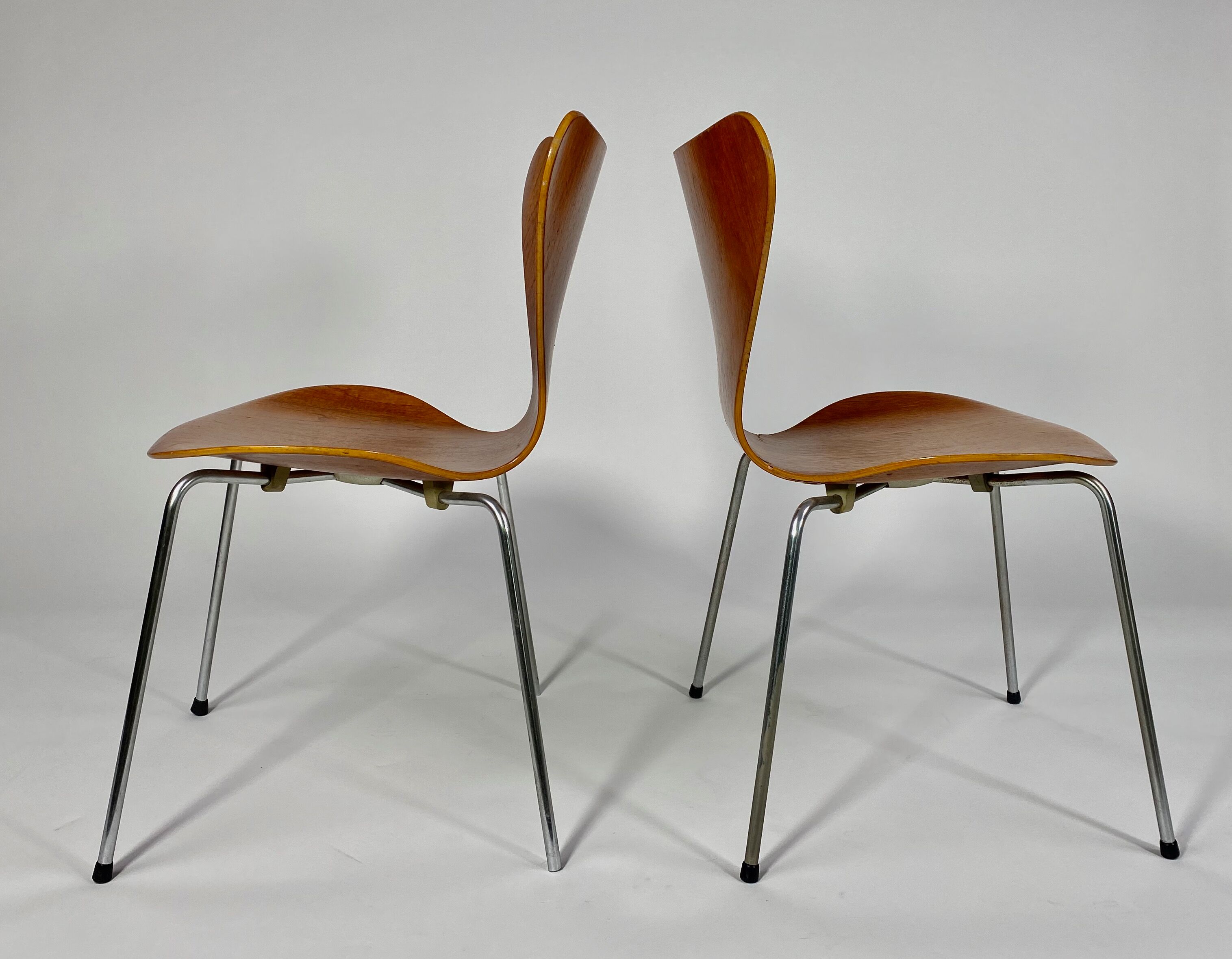 Pair of teak chairs, Arne Jocobsen 6O series No. 7.