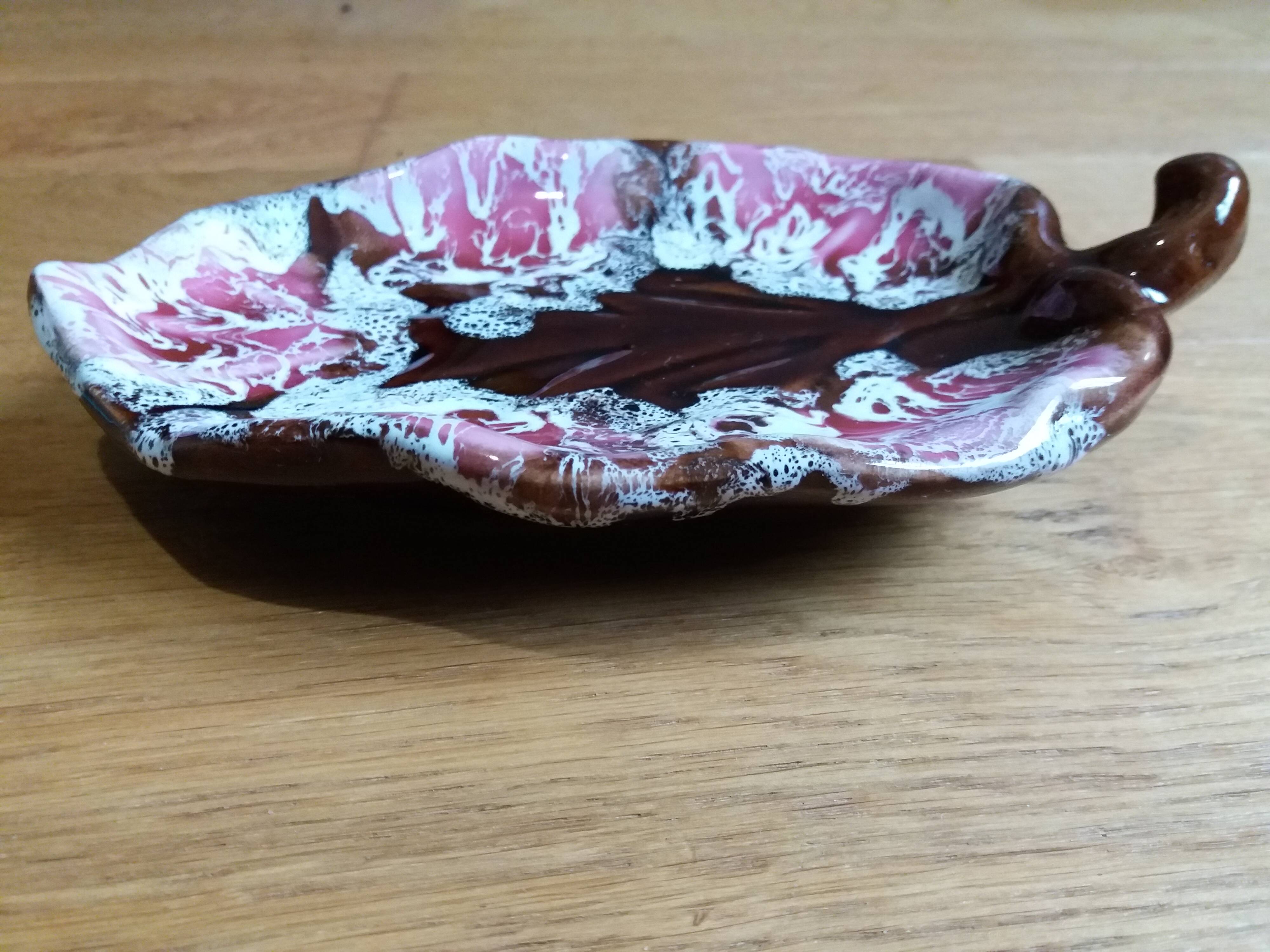 Vallauris leaf cup ramekin