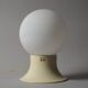 Lampe champignon en verre à boule de design Space Age des années 1970, en verre opalin blanc.