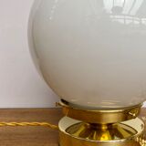 Lampe à poser globe vintage en opaline blanche