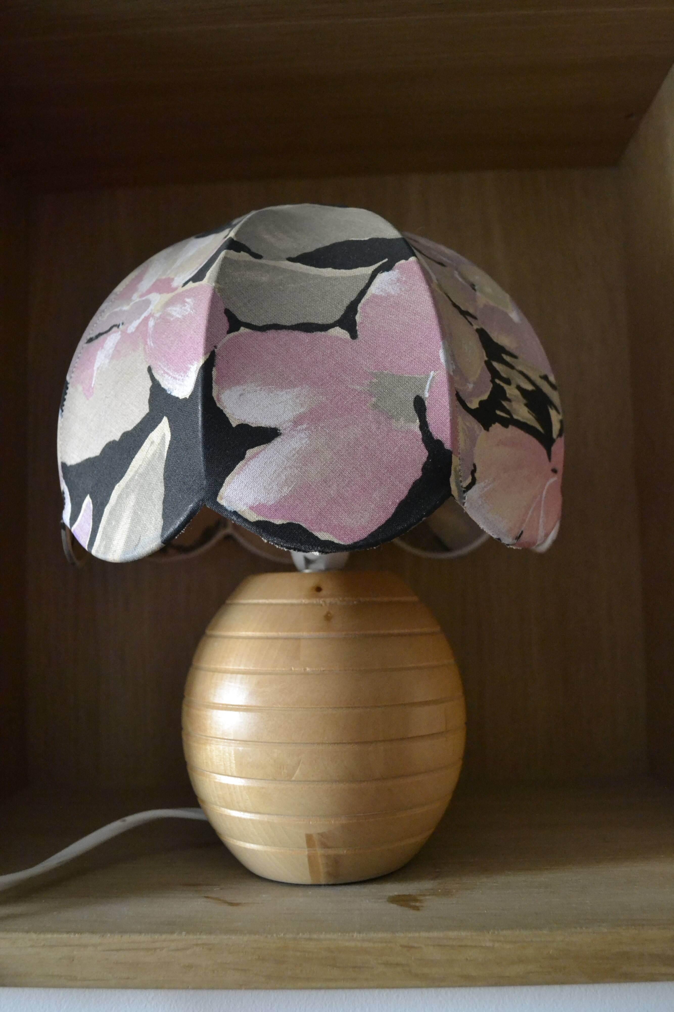 Striated wooden ball lamp