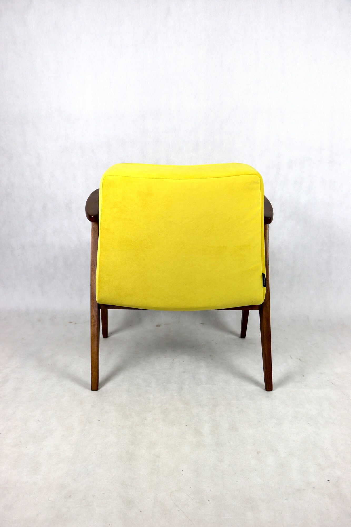 Fauteuil 366 en velours jaune de Józef Chierowski, années 1970