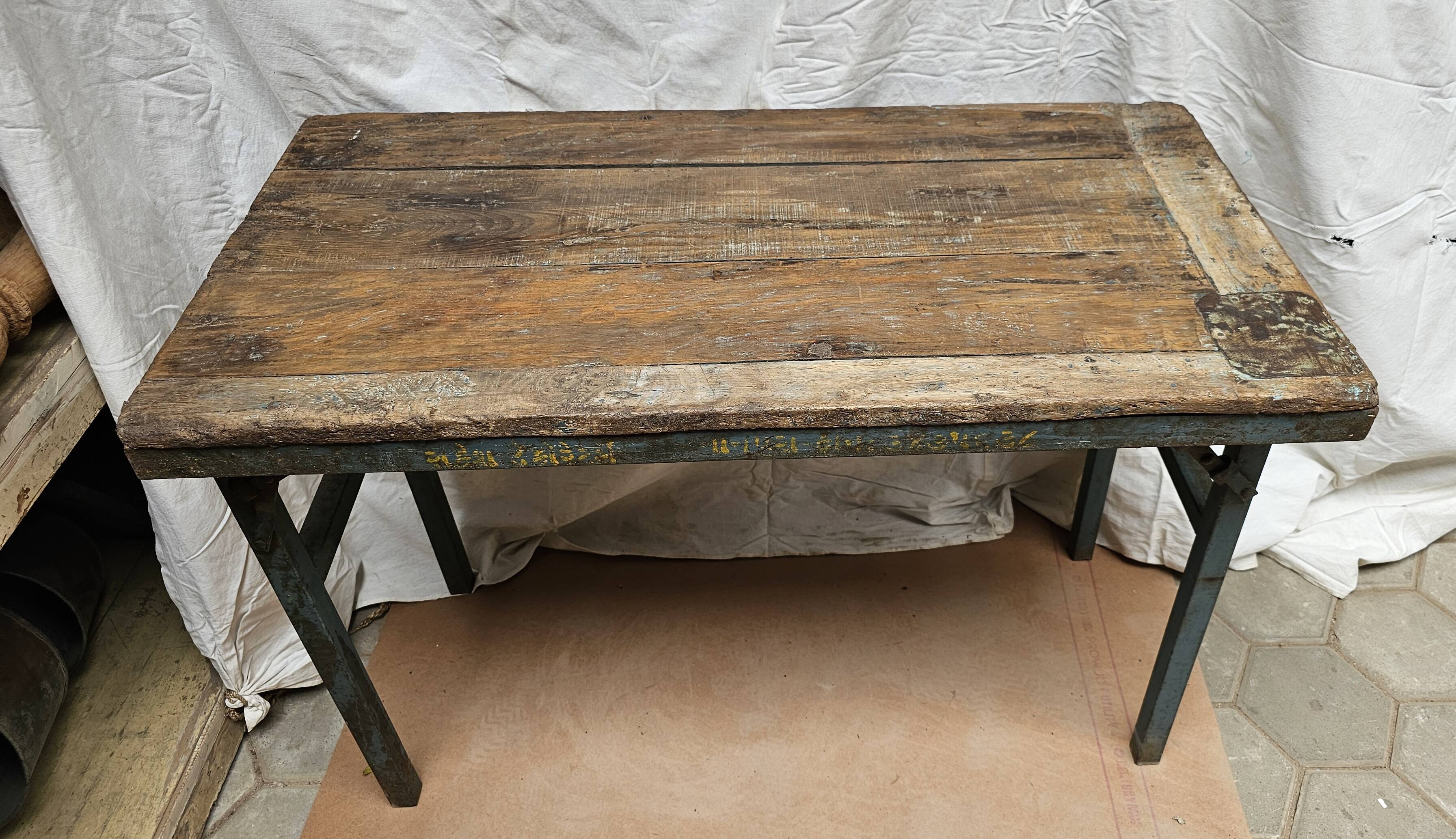 Table pliante d'atelier en teck et fer forgé