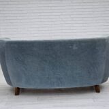 Canapé 2 places incurvé danois des années 1970, revêtement en velours bleu.