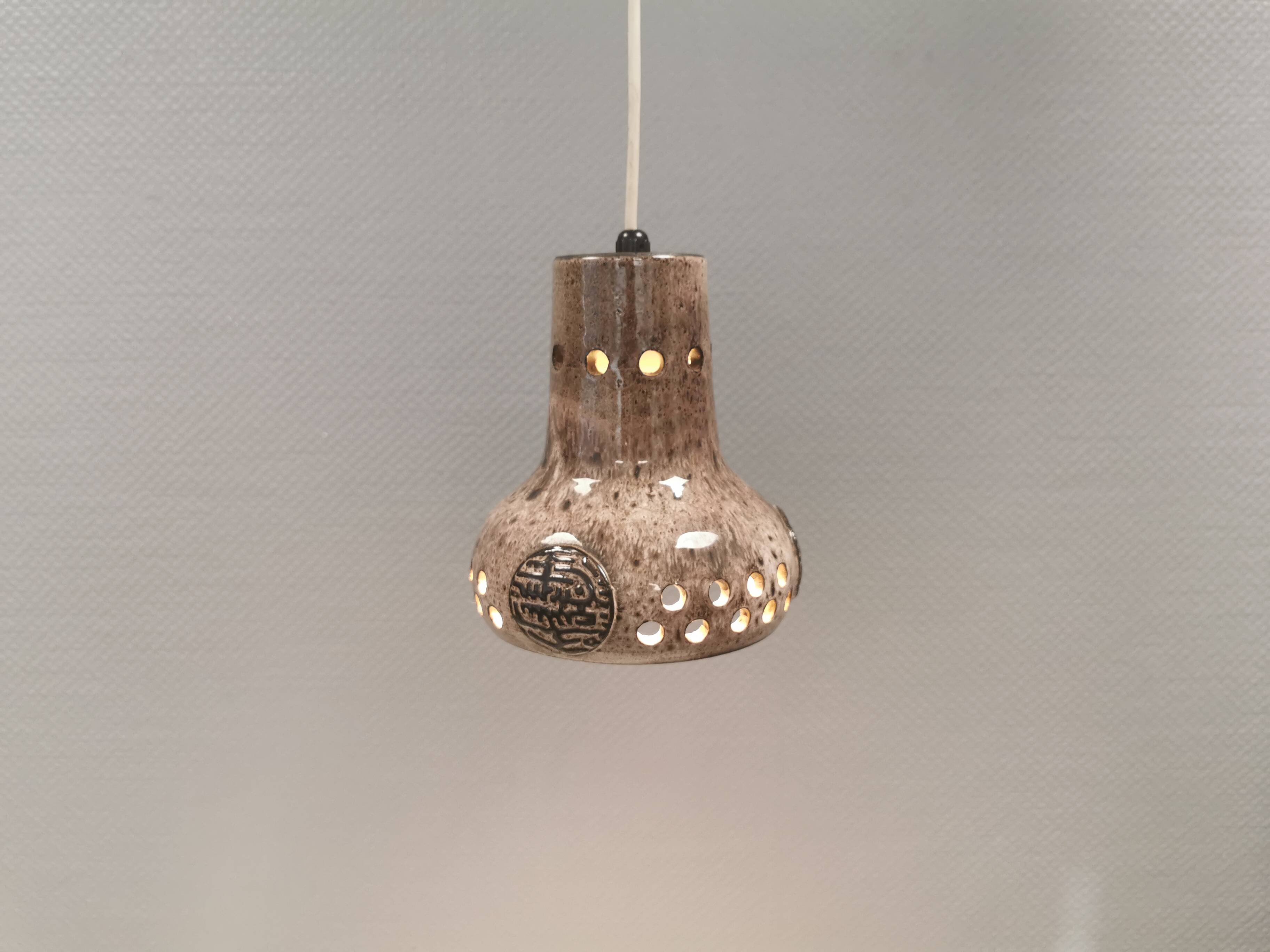 Small ceramic hanging lamp, Danish and from the 1980s.