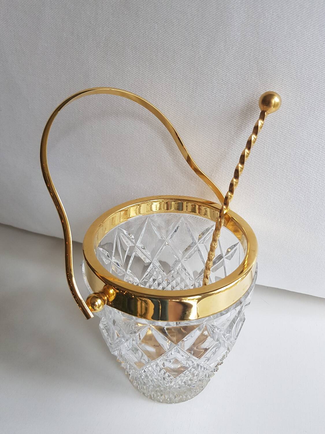 Seau à glace en cristal taillé du milieu du siècle Val Saint Lambert avec détails dorés et cuillère