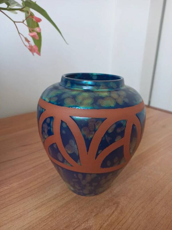 Hand-turned stoneware vase – Iridescent glaze