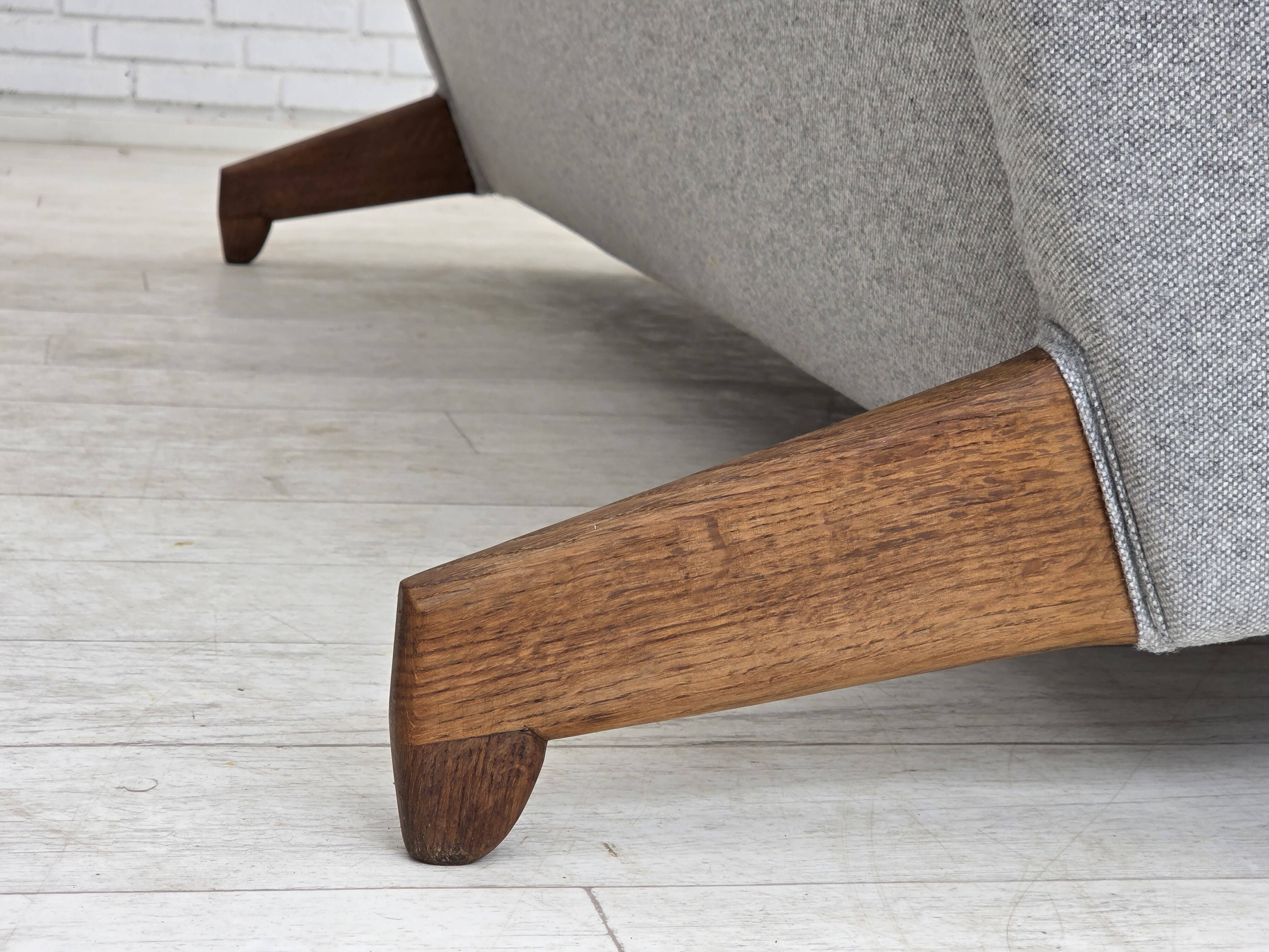 Design danois par Arne Hovmand-Olsen, canapé 3 places modèle 490, refait à neuf.