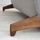 Design danois par Arne Hovmand-Olsen, canapé 3 places modèle 490, refait à neuf.