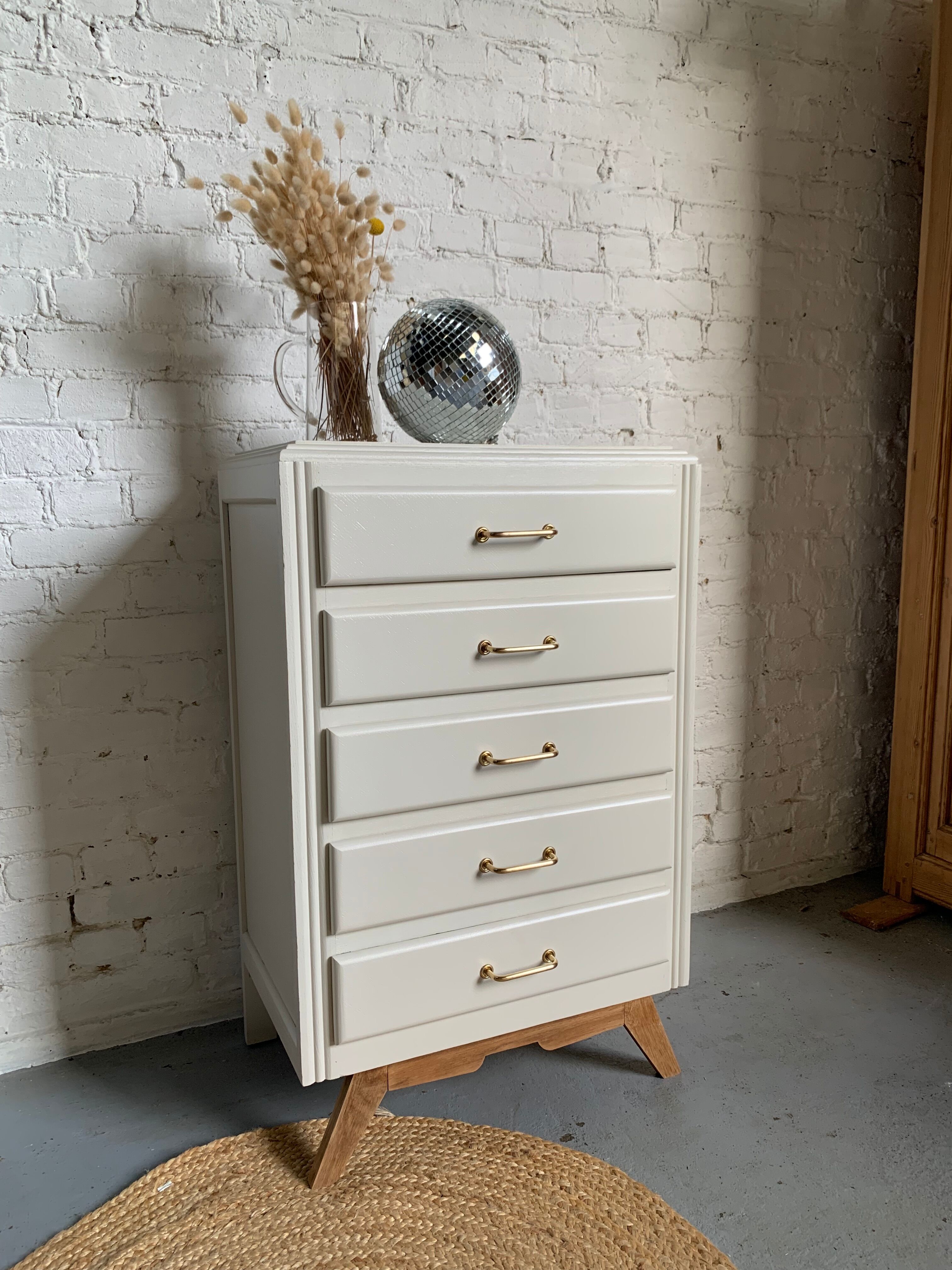 Dresser feet compass