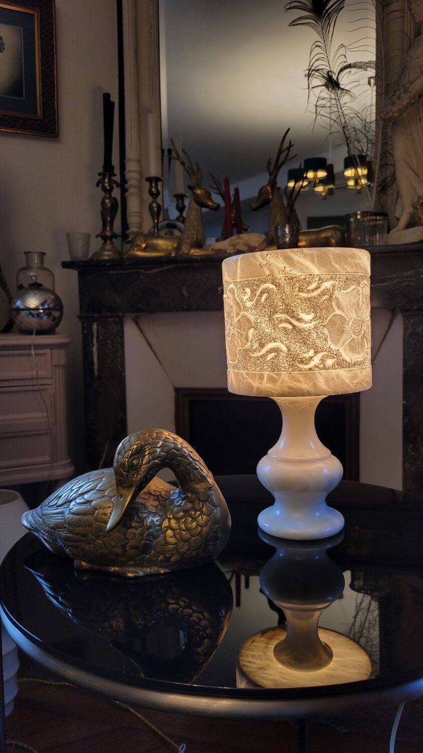 Lamp in veined white marble