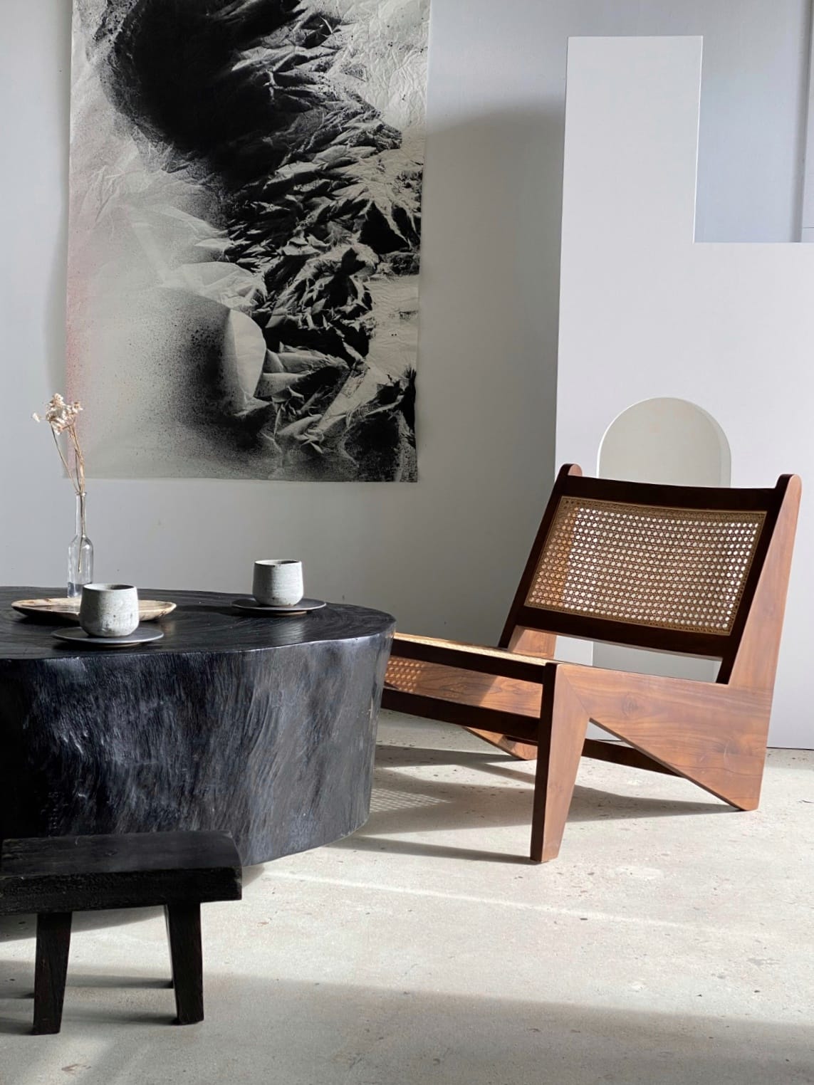 Table basse noire en bois massif