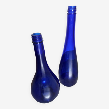 2 bouteilles en verre bleu