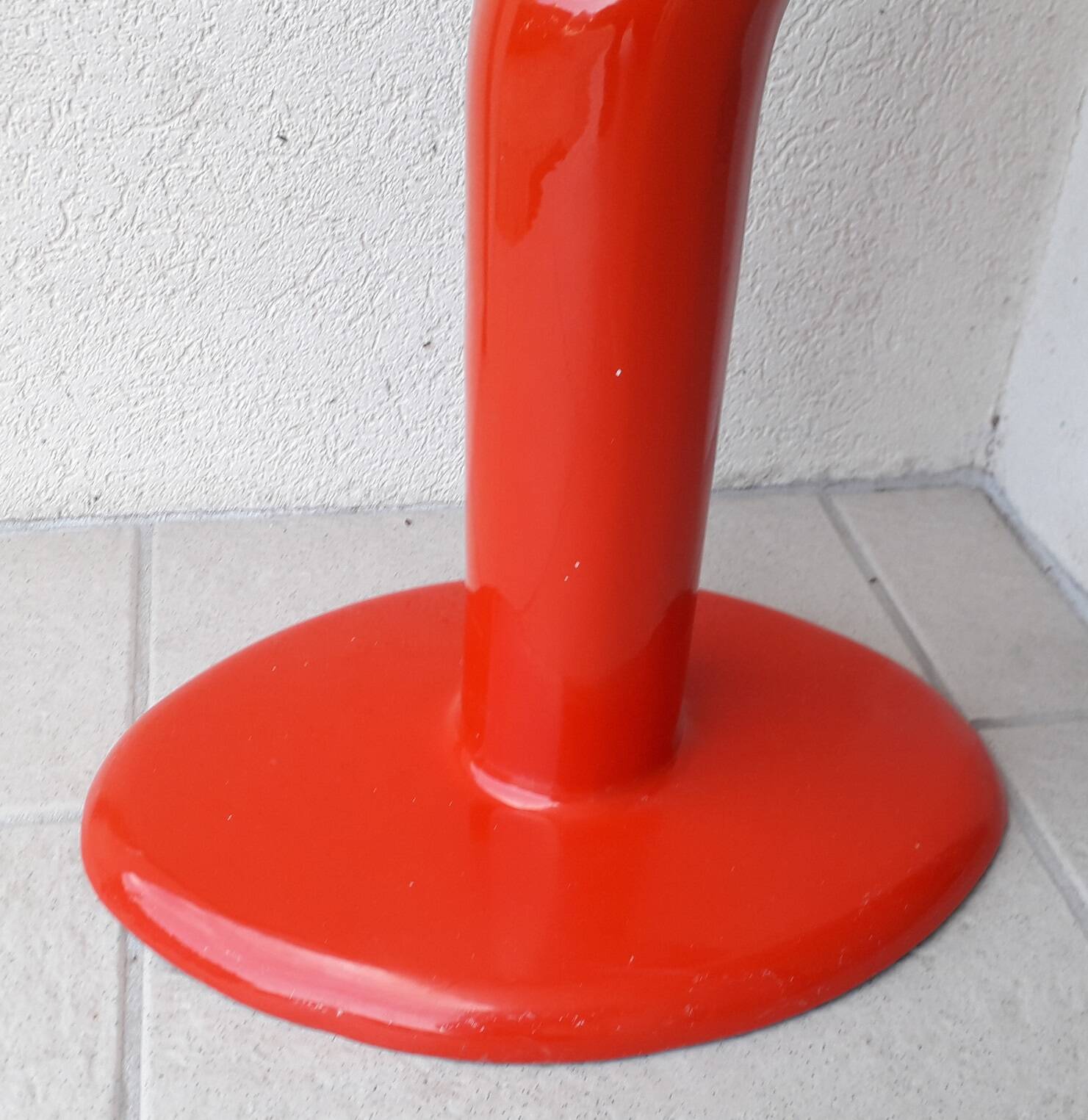 Red sculpture by Döman Tony Almen and Peter Gest