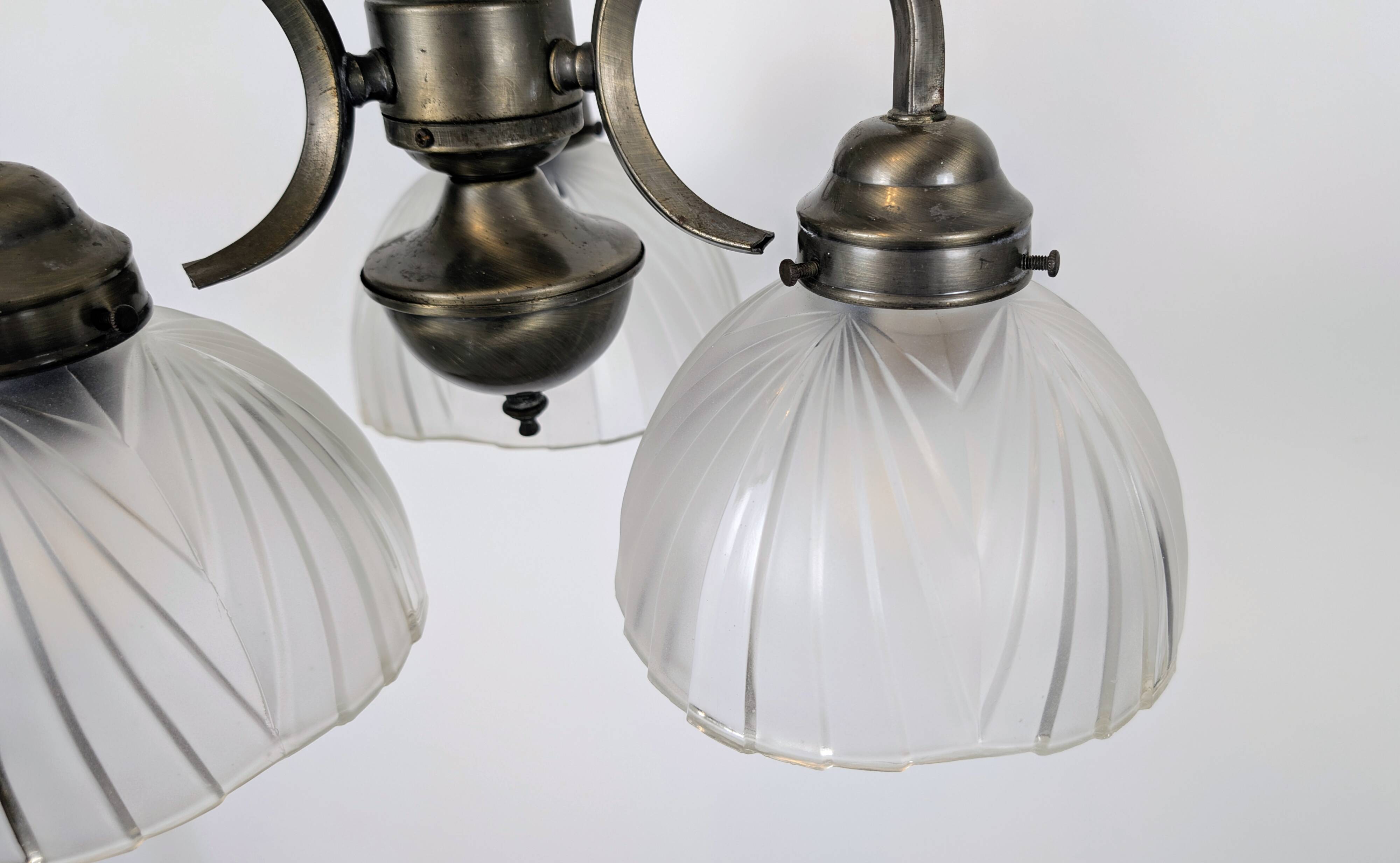 Antique Art Deco chandelier with 3 arms in patinated metal and ribbed glass.