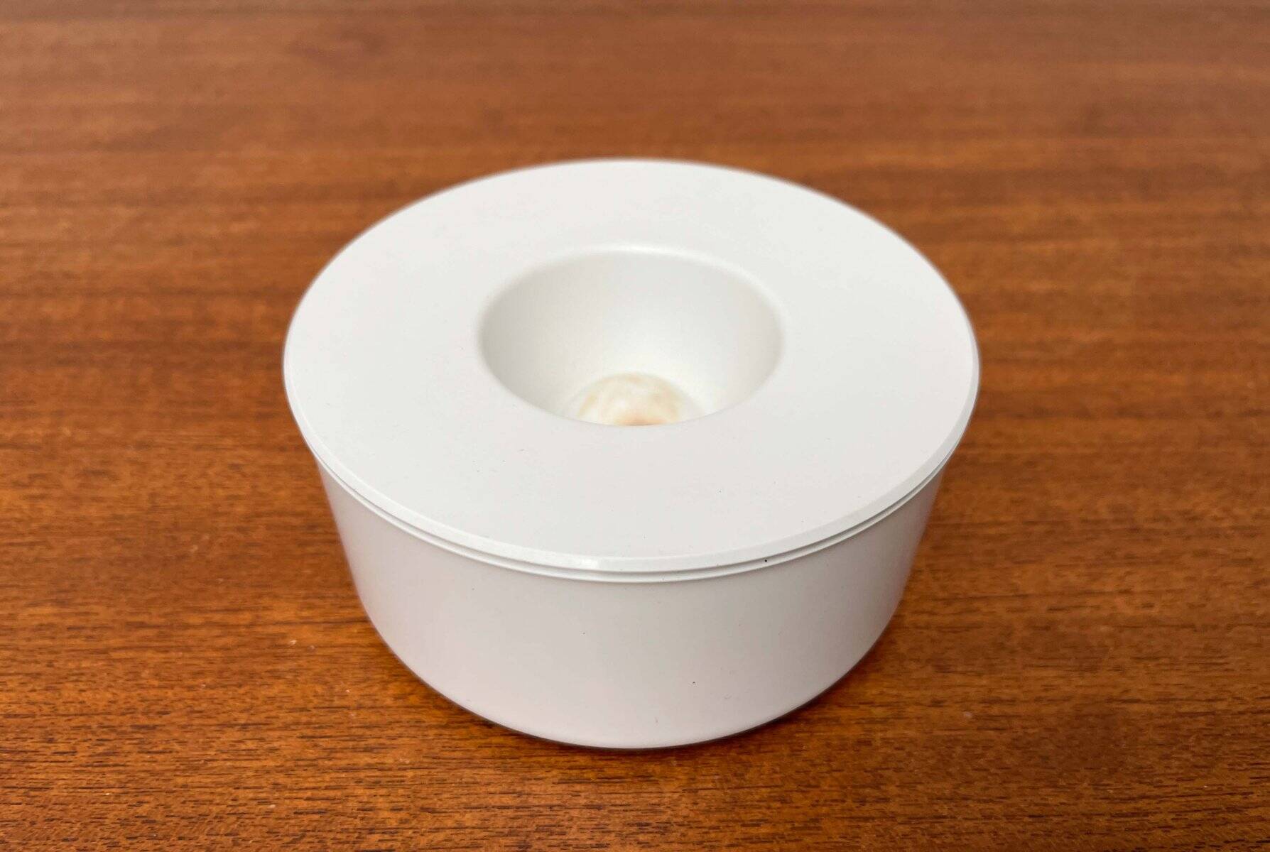 White melamine ashtray, mid-century Swedish design by Gunnar Larson for Gustavsberg, 1960s.
