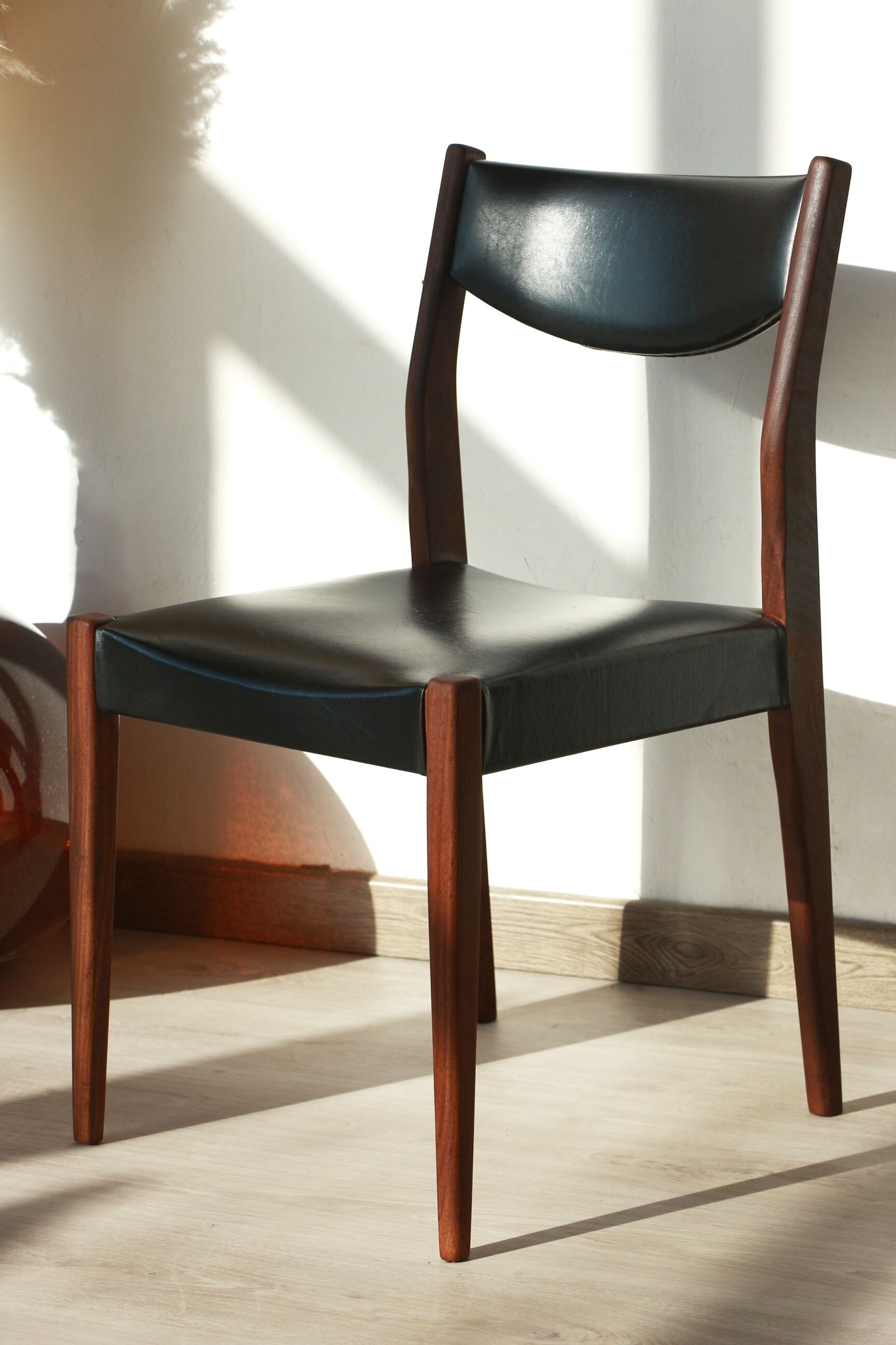 Series of 6 chairs in skai and teak
