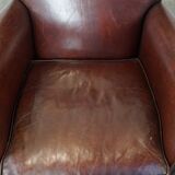 Lot de 2 fauteuils en cuir de mouton correctement finis avec des clous décoratifs