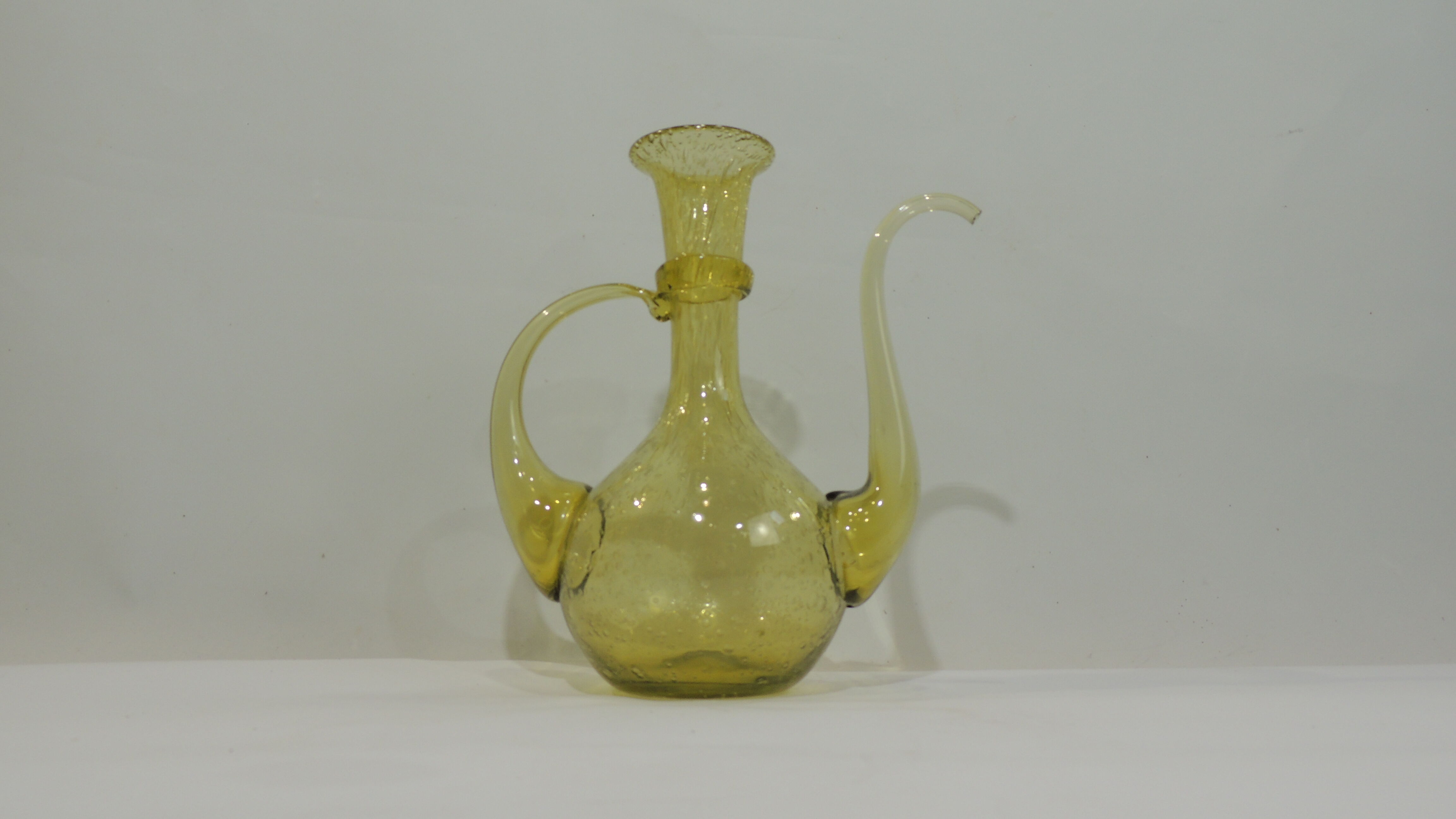Grande verseuse vintage en verre soufflé Biot