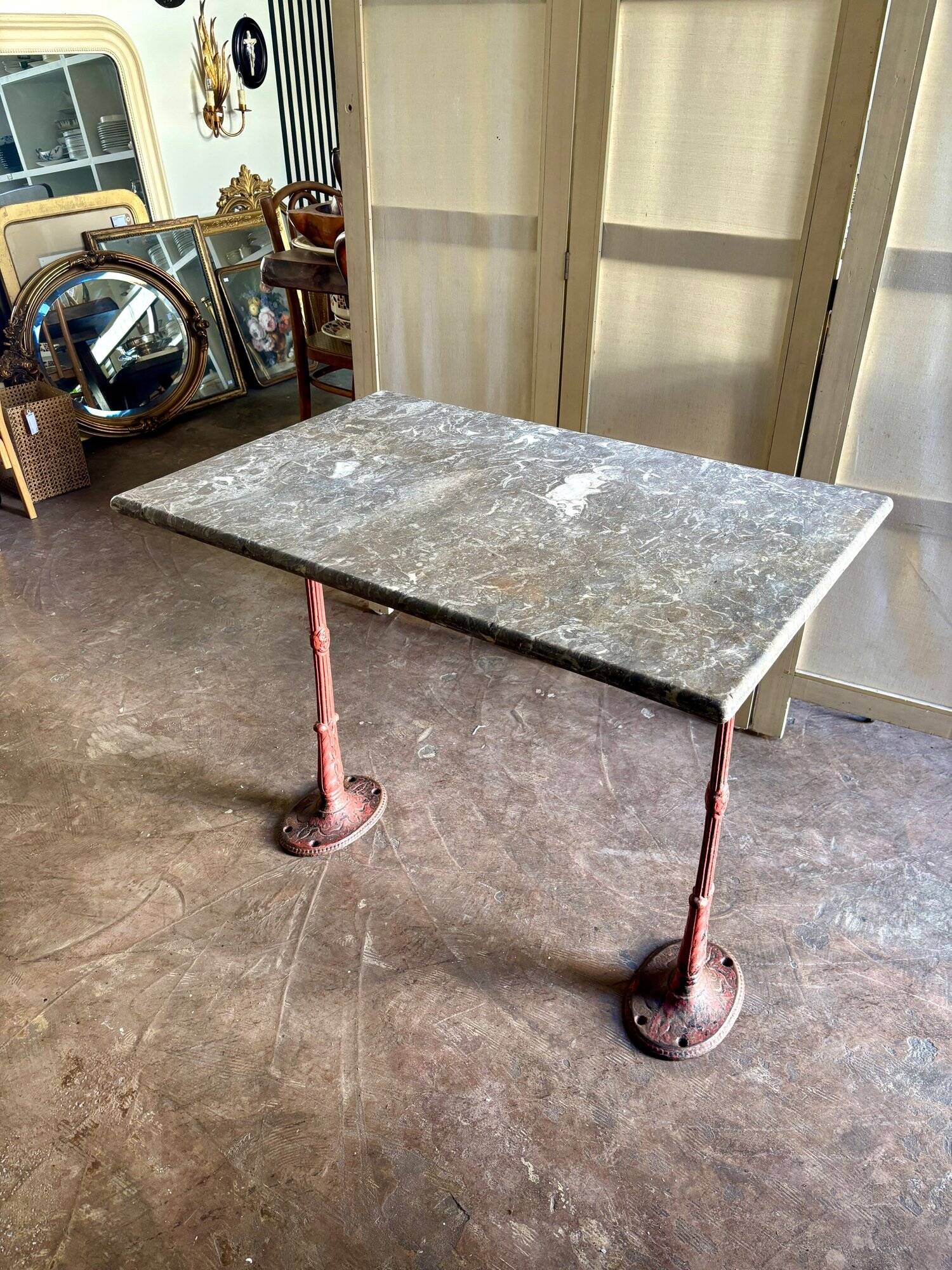 Grey marble and burgundy cast iron bistro table ☐ 85 x 57 cm