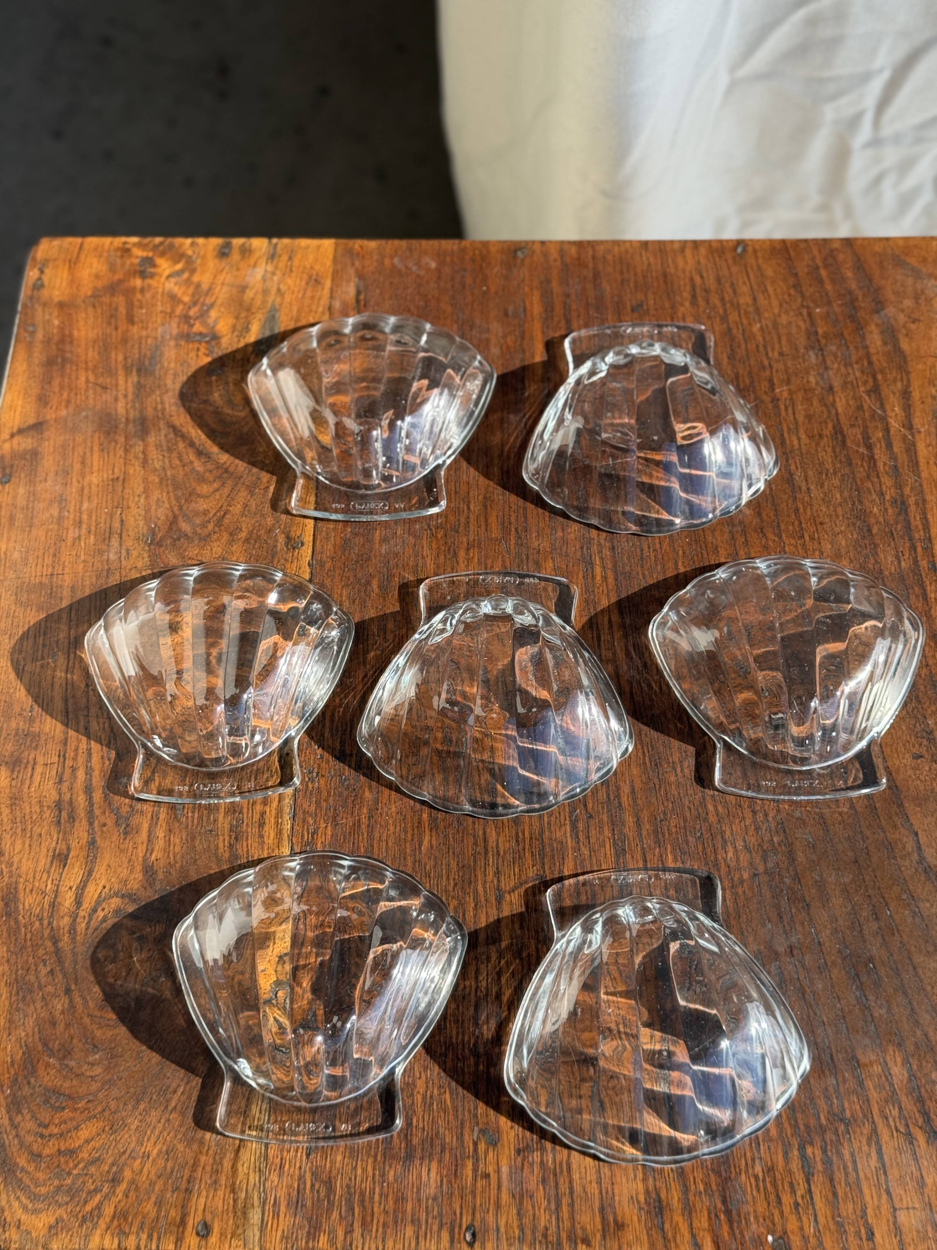 7 vintage shell-shaped bowls in Pyrex glass from France