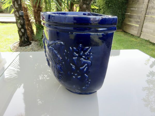 Potiche murale en terre cuite vernissée bleue à motif de raisin, années 70