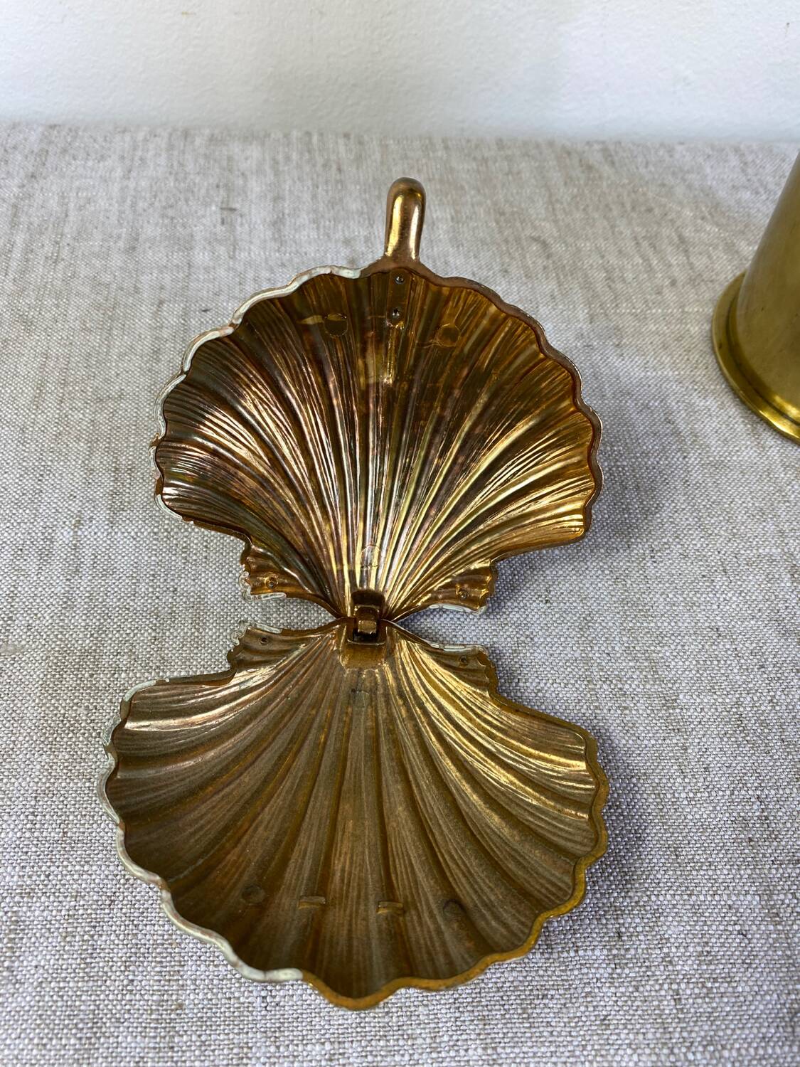 Brass scallop shell emptier