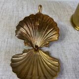 Brass scallop shell emptier