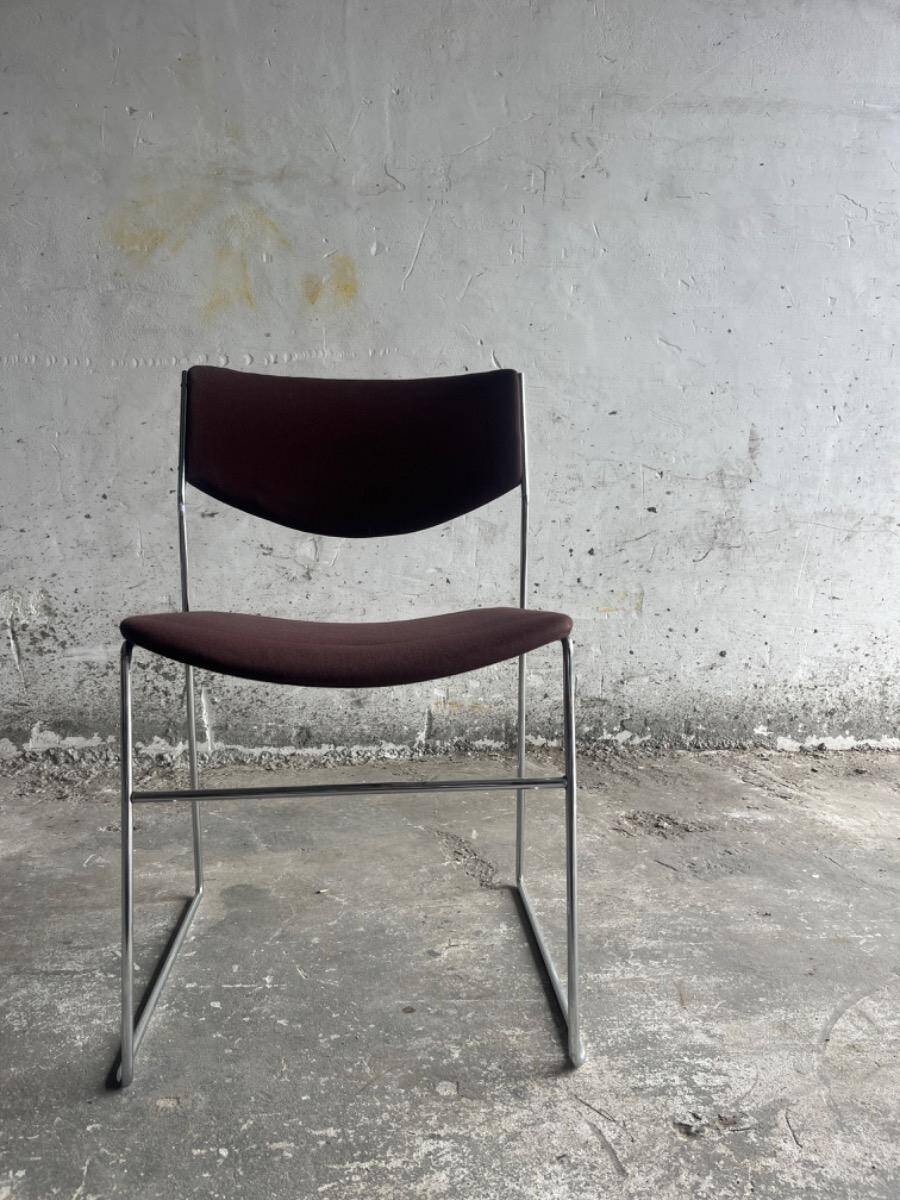 Set of 3 Howe 40/4 stackable chairs in burgundy fabric — Chrome frame, mid-century style