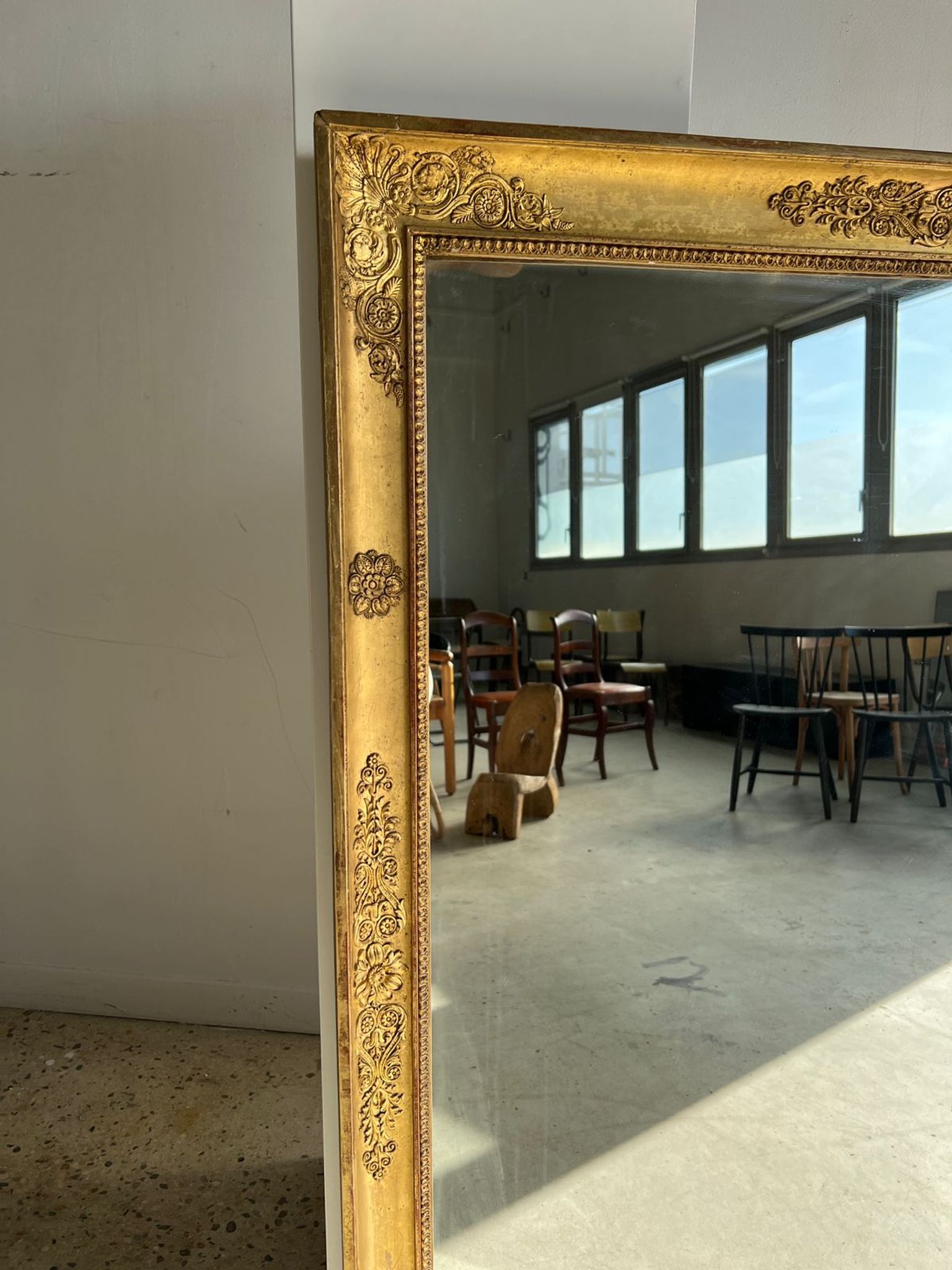 Miroir doré style Restauration à décor de palmettes étirées