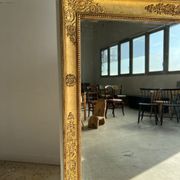 Miroir doré style Restauration à décor de palmettes étirées